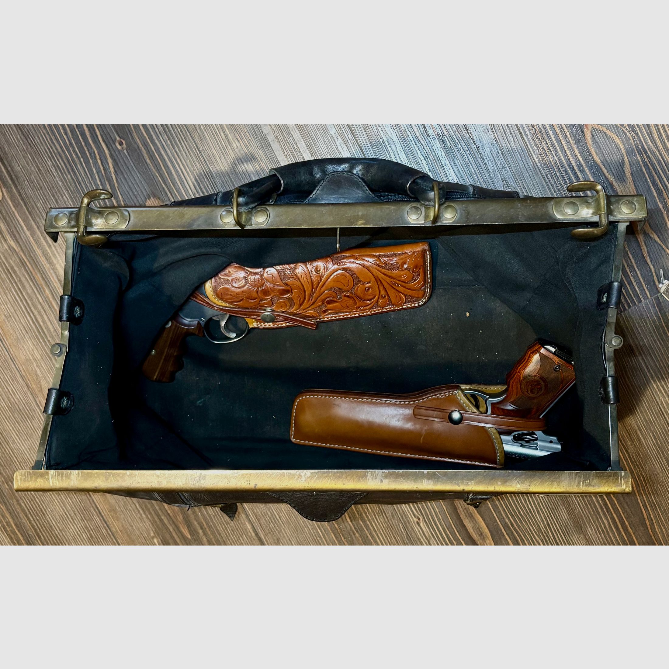 Alte DOKTOR TASCHE für den ambitionierten Revolver- und Pistolenschützen