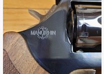 Sublime revolver Manurhin MR73 modèle Sport – cal .357 mag en 5 1/4 pouces – Fabrication Chapuis de 2002 de toute beauté – Série HA sport – Bronzage bleu profond glacé à 100% – Canon et chambres miroir – Mécanique de rêve – Guidon patridge – Hausse LPA – Ligne de visée de 20cm – État neuf avec pognées Trausch en sus dans son coffret d&rsquo;origine