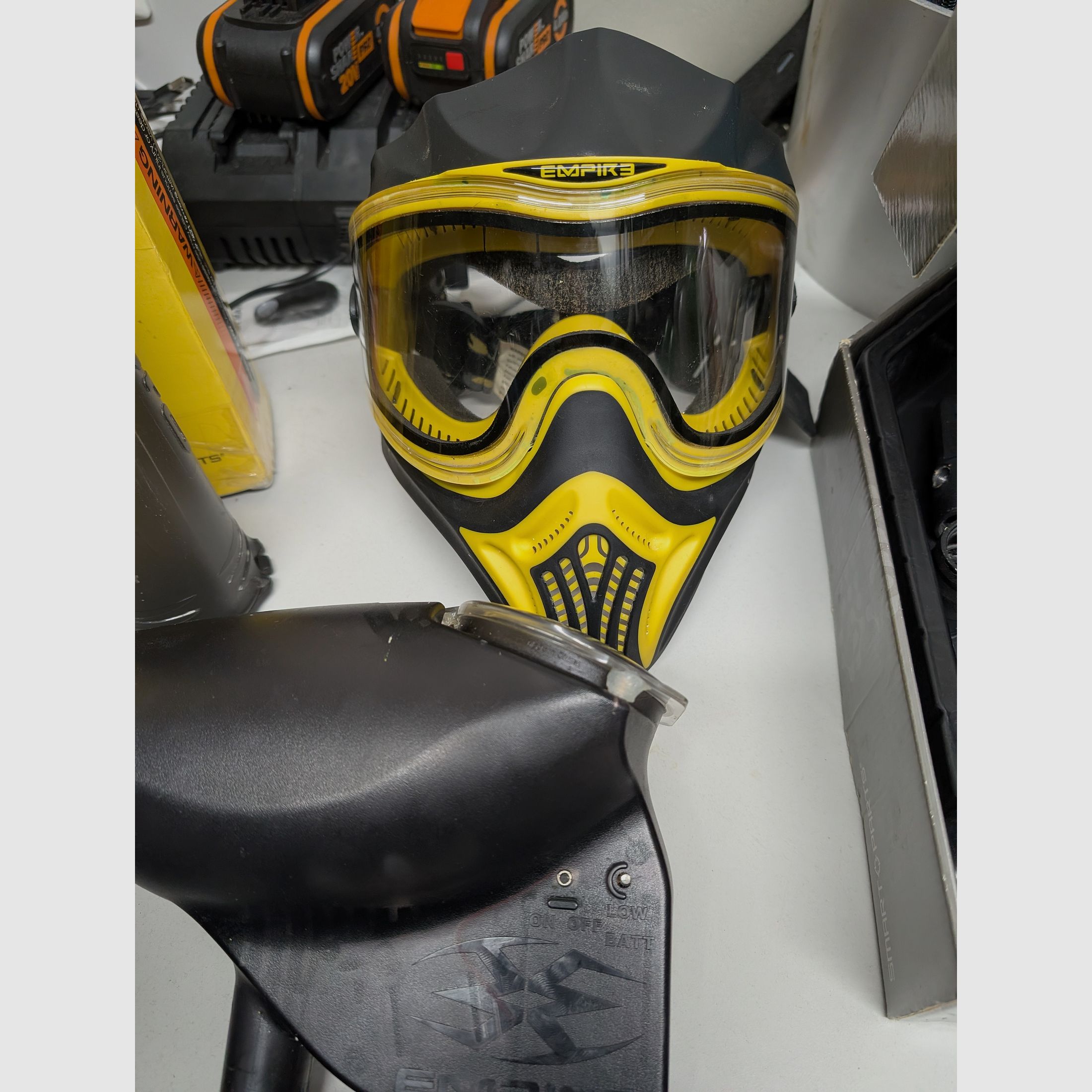 Équipement complet de paintball y compris le marqueur