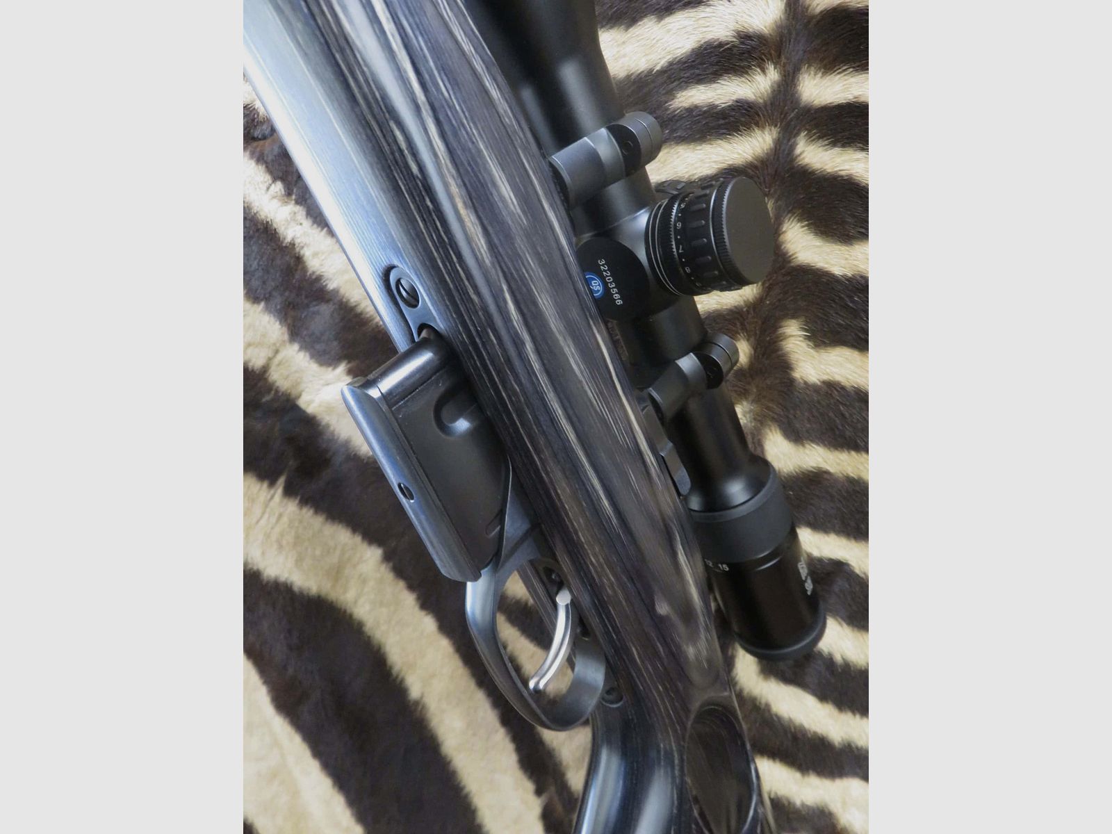 CZ 527 Varmint Büchse Kal.222Rem Lauf mi-lourd 65 cm – Schalldämpfer – Zielfernrohr – Waffenkoffer, Bild 7 von 14