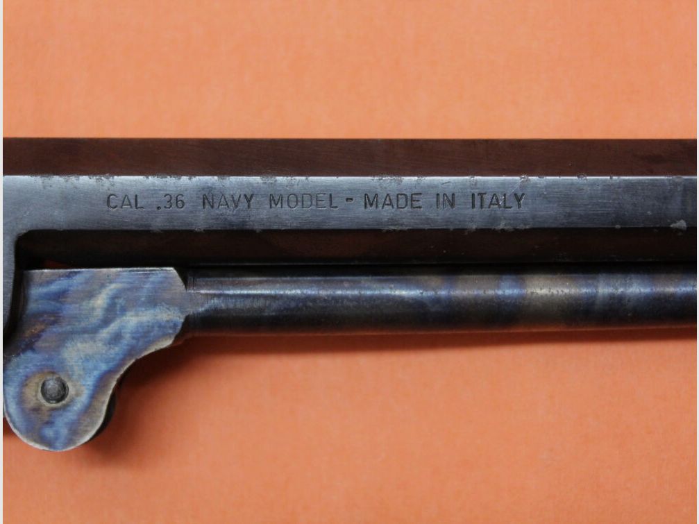 EUROARMS Perk.Revolver .36(Poudre Noire) EUROARMS NAVY 7,5" Canon/ Cadre en Laiton (Arme à Chargement par la Bouche)