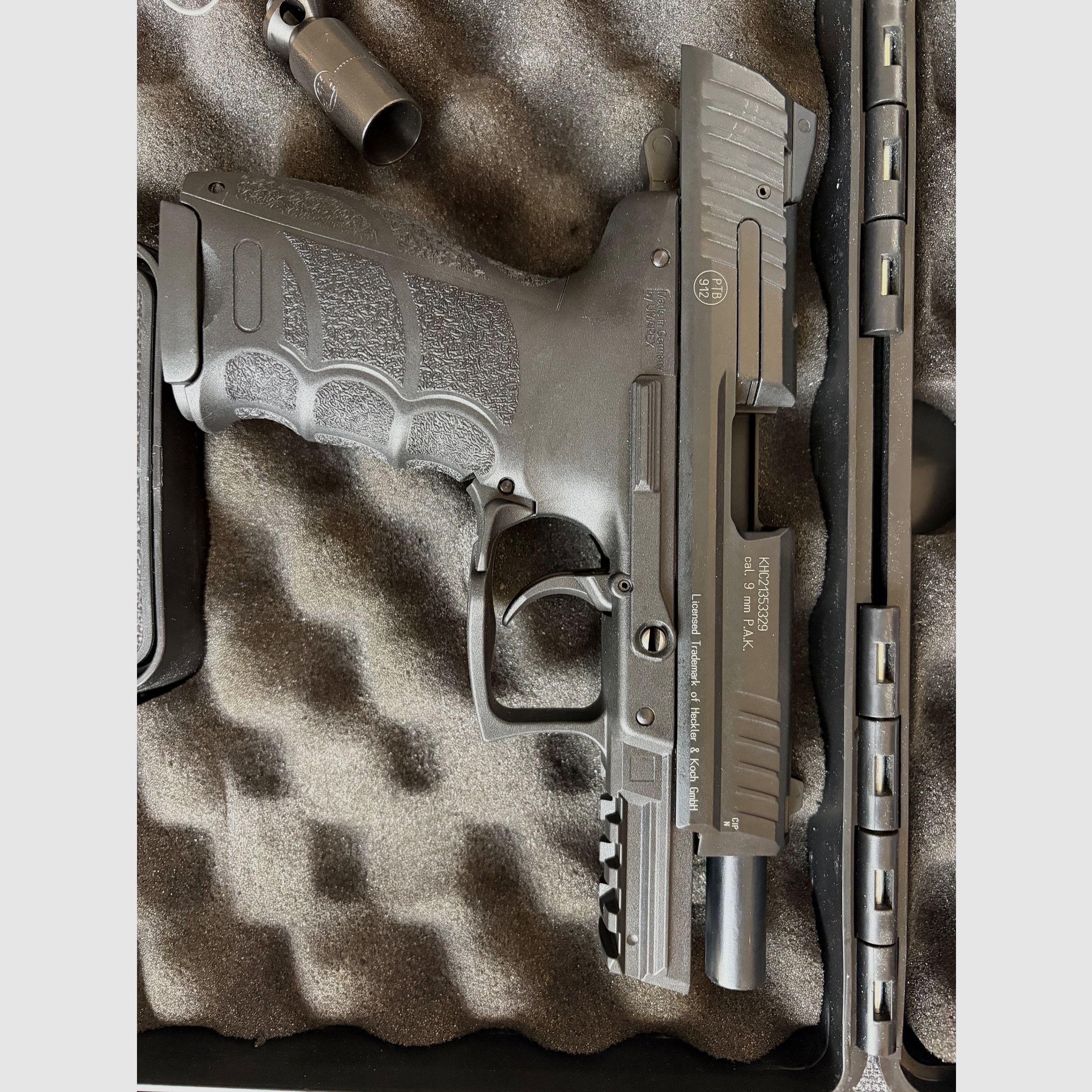 Heckler und Koch P30 mit 100 Schuss Platzpatronen 