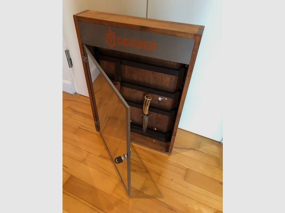 GERBER Vitrine Schaukasten für Messer, Waffen  magnetisch 