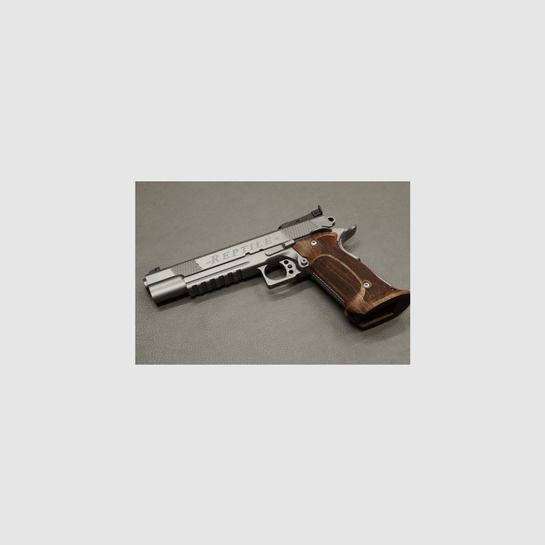 1911 Club 30 Reptile Pistole | Kaliber .45 ACP | Silber CrN PVD beschichtet | Nill-Holzgriffschalen, Bild 3 von 5