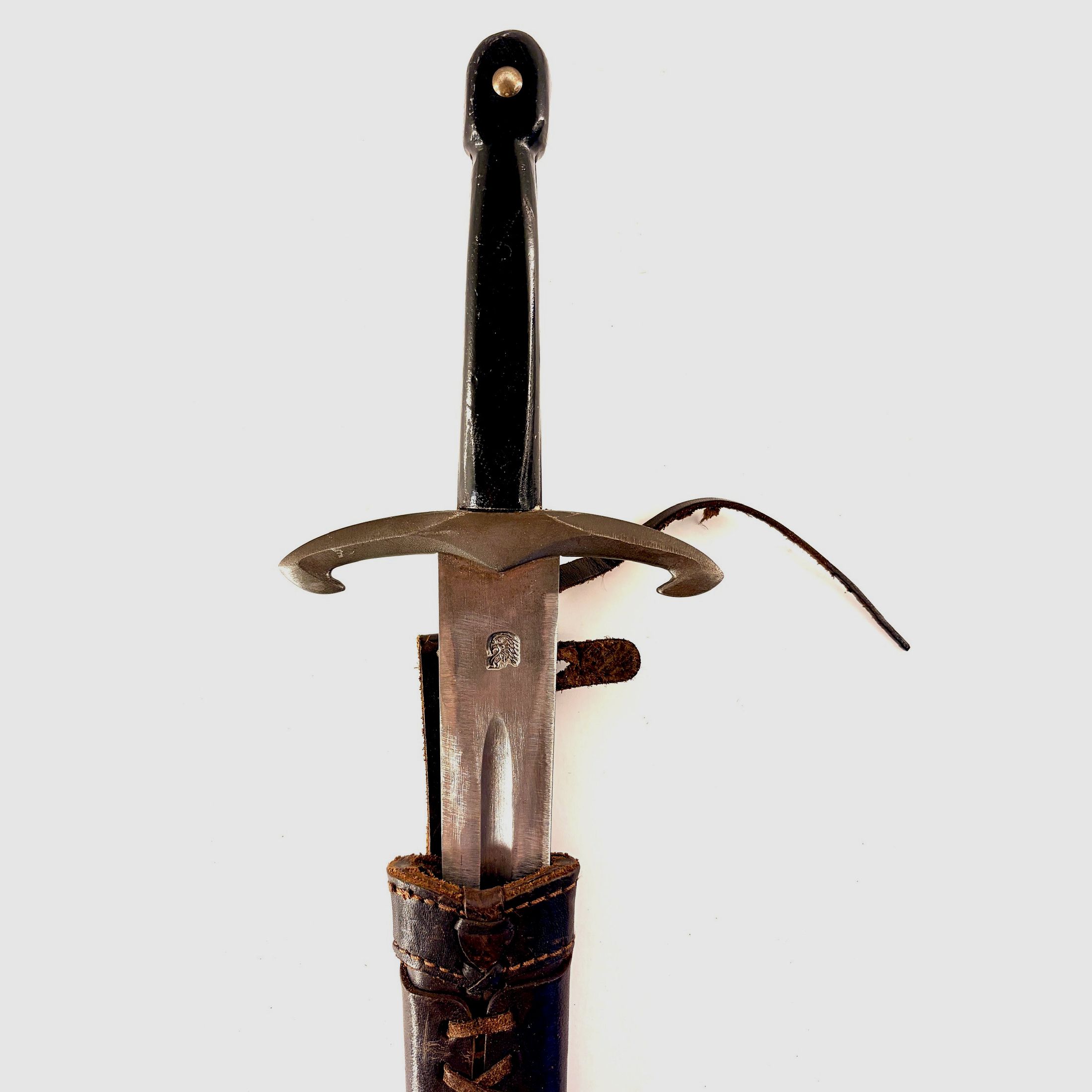 Set de armas y cubiertos medievales – espada de una mano, cubiertos y cuchillo vikingo