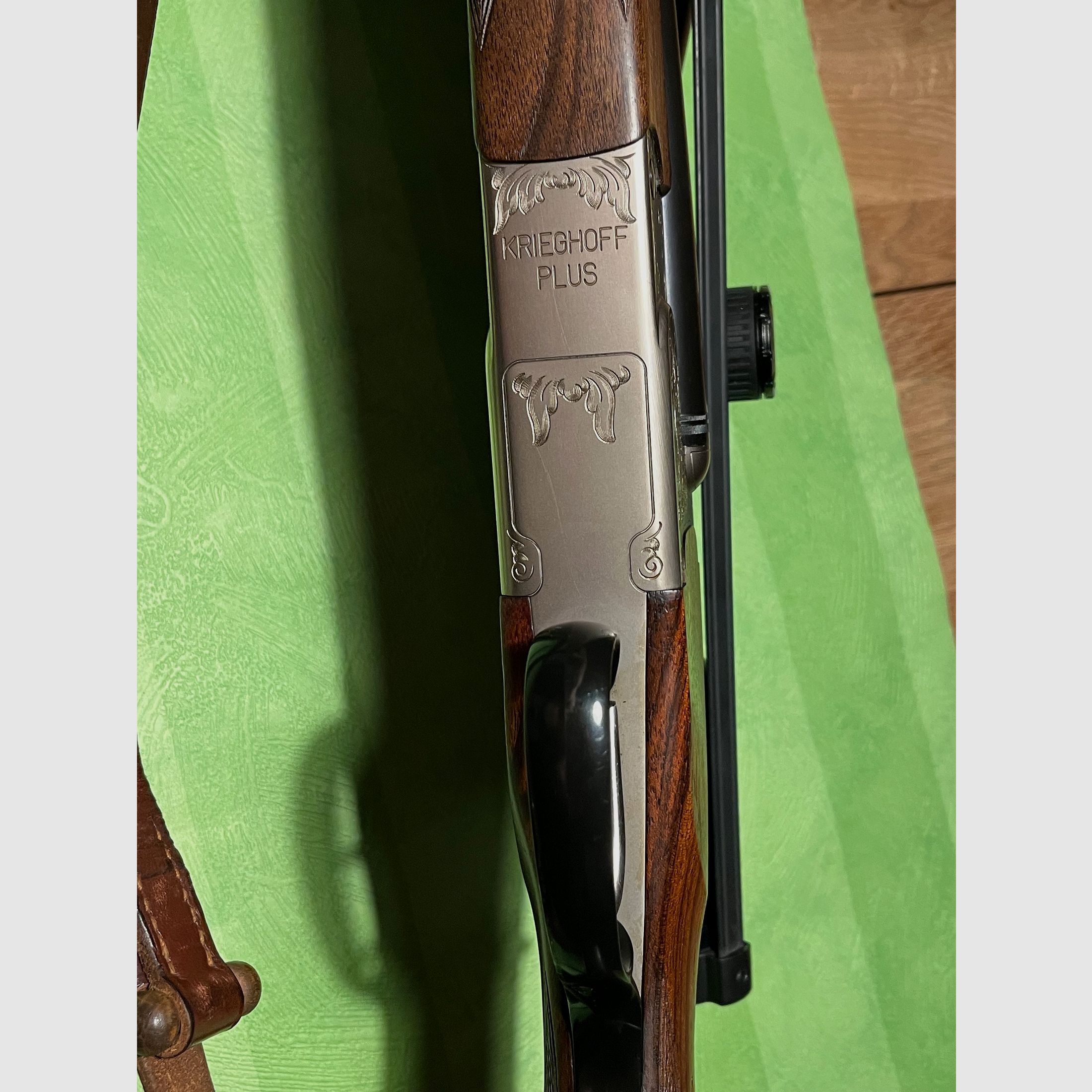 Krieghoff Plus Drilling mit 2 Schloss Handsp. im Kaliber 20/76,7x65R,.22 Hornet von vorne verstellbarer E Lauf, Zeiss HT 3-12x56 L.abs. 60 auf Schwenkmontage u. höhenverstellbare Schaftrücken