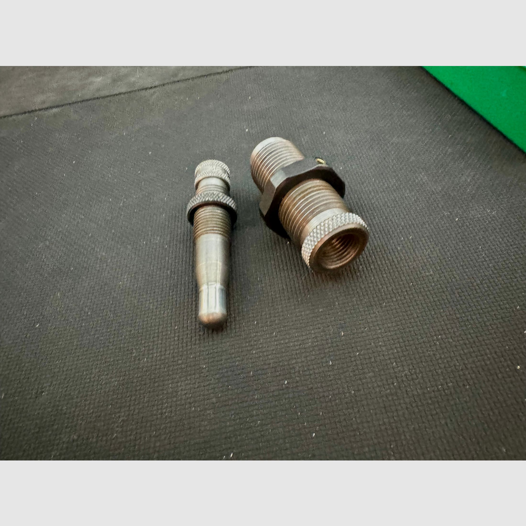 RCBS dies 38/357 .38Sp and .357Mag, 2 seating dies and one expanding die, 4 bullet stamps