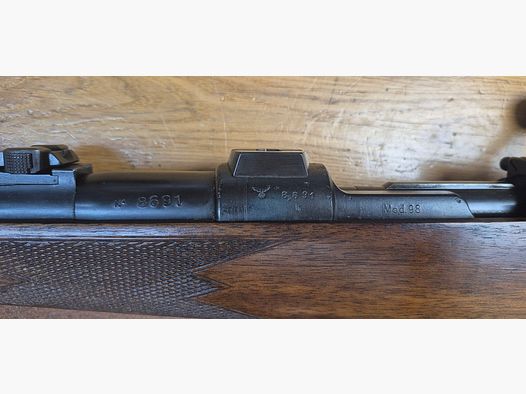 Carabine de chasse Mauser 98k sportérisée — Cal .300 Win Mag — Action militaire allemande de 1941 — Artisan belge travail de grande qualité — Crosse pistolet, joue viennoise et busc Monte-Carlo — En 4+1 coups — Très beaux bois et bronzage 99% — Mécanique bien fluide et ferme à la fois — Canon miroir — Montage tourelle 100% acier pour lunette — Belle arme — TBE/TBE+