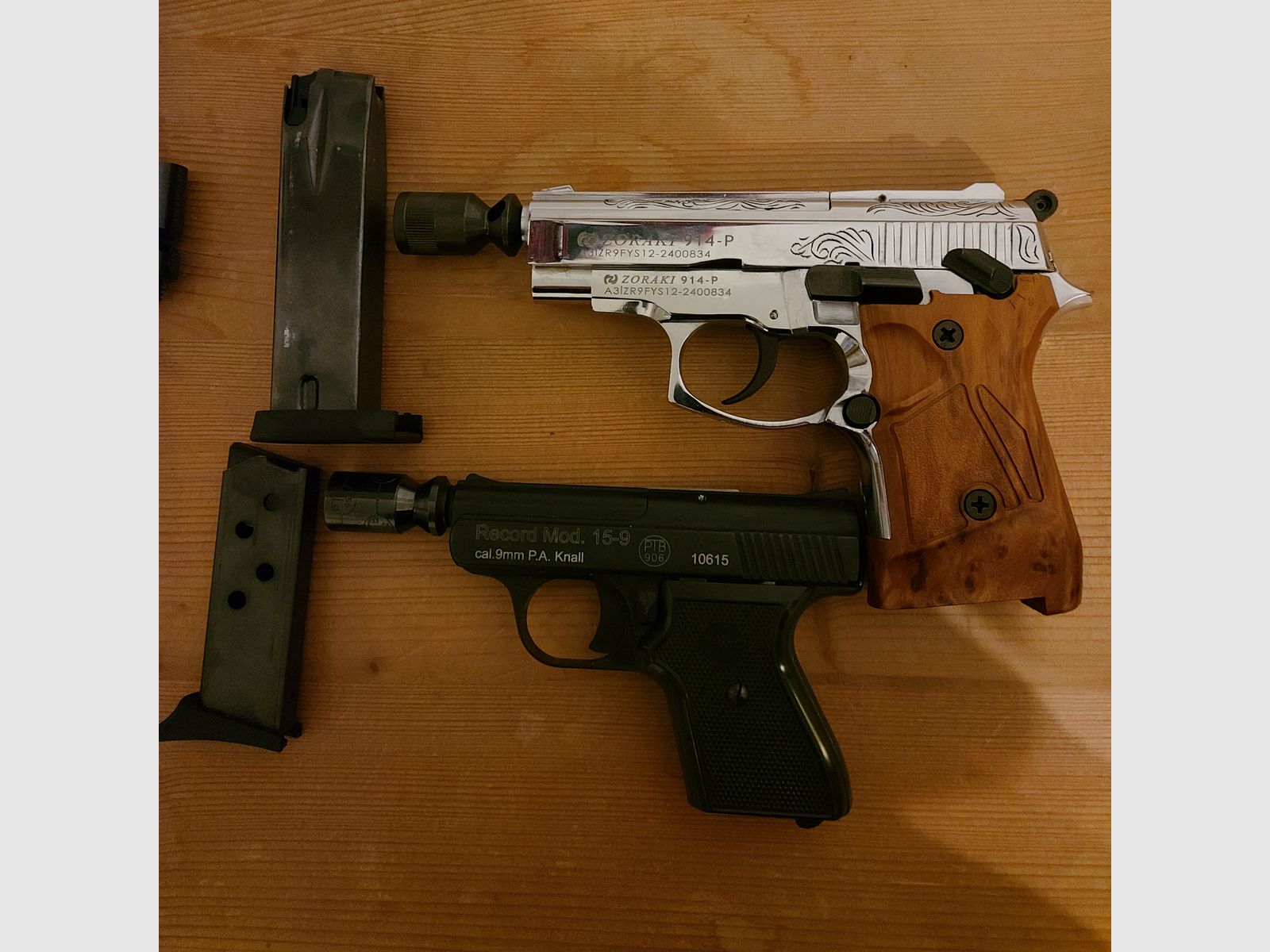 Pistole alarmowe 2 sztuki z nabojami blankowymi, również rewolwery