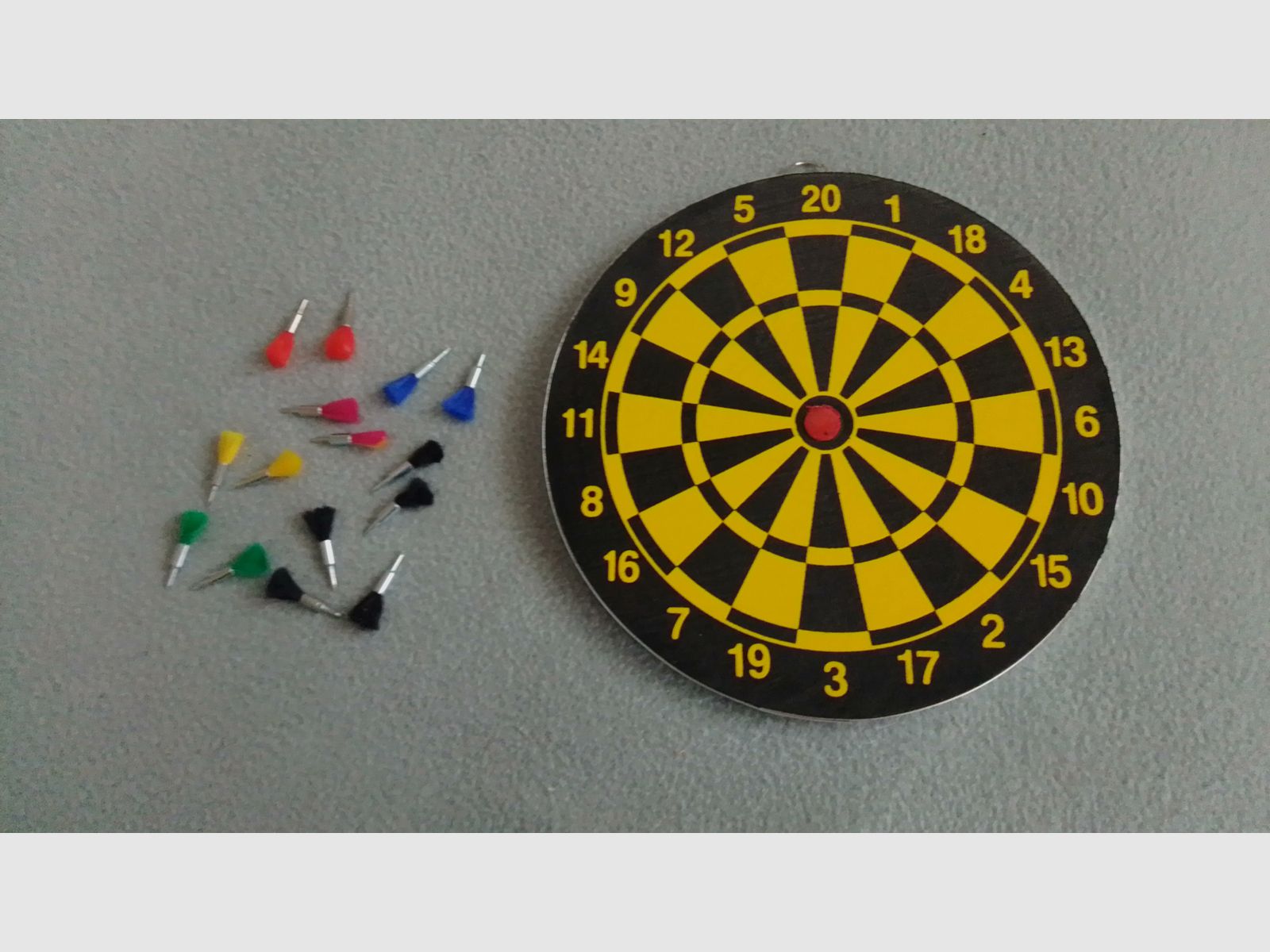 Spring pin 4.5mm with matching dartboard (NEW) for air rifle/air pistol