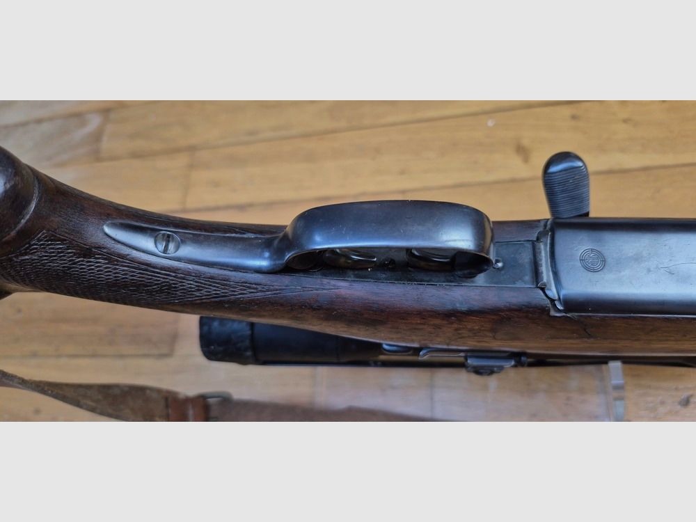 Schöne Steyr Mannlicher Schönauer Büchse — Modell « GK » — Kal. 7×64 — Waffe geprüft 1963 — Deutscher Abzug — Gutes Holz — Vorderschaft repariert und geflickt nach Bruch, aber perfekt stabil — Exzellente Mechanik — Sehr guter Lauf — Stahl-Zielfernrohrmontage — Zeiss Diavari 1.5 – 6 x 42 — TBE außer Flicken, Bild 15 von 43