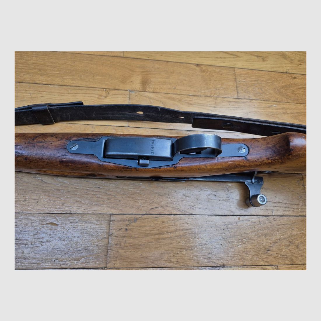 Beau mousqueton suisse K31- Cal. d&rsquo;origine 7.5×55 – Crosse en très beau hêtre – Mécanique ultra souple et nette – Excellente détente -Très beau canon – 100% mono matricule – Certificat d’Épreuves fourni – Bretelle + protège canon + 1 clips en prime ! – Die Schweizer Qualität – TBE+, image 10 sur 25