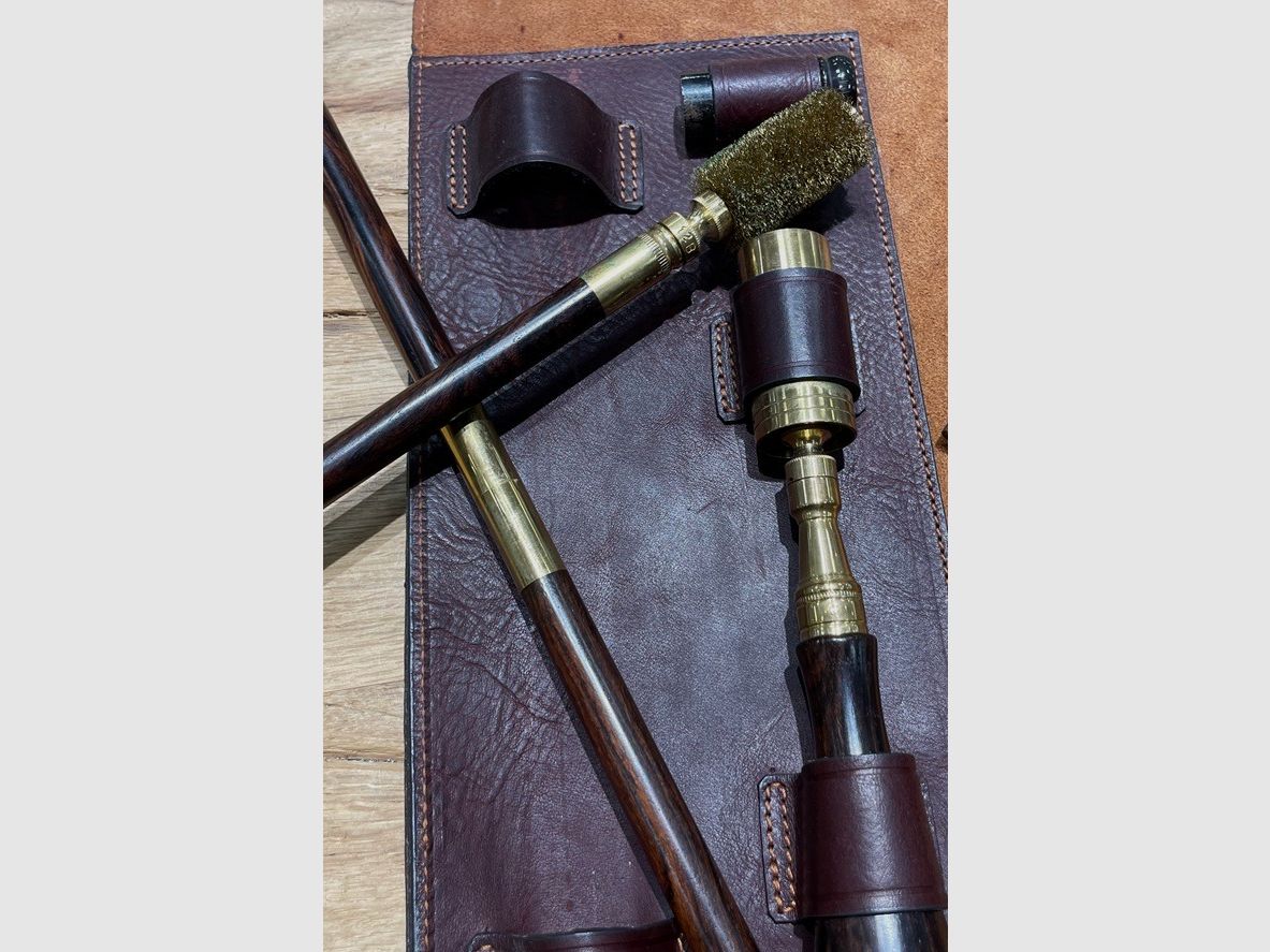 Rey Pavón shotgun cleaning set cal. 12 in leather case.