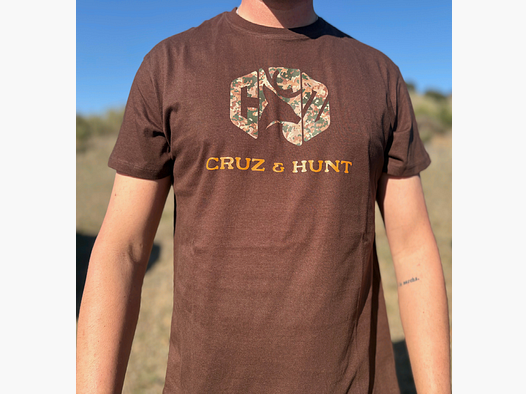 CAMISETA MARRON CON LOGO CAMUFLAJE CRUZ & HUNT