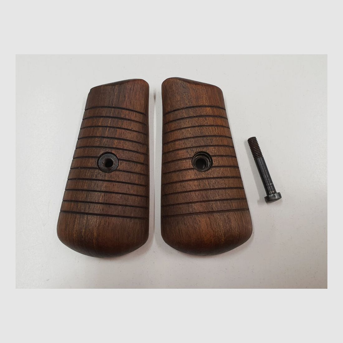 Set di impugnature Original Mauser Oberndorf [29B] destra / sinistra + boccola e vite per MAUSER C96 Bolo nuova produzione