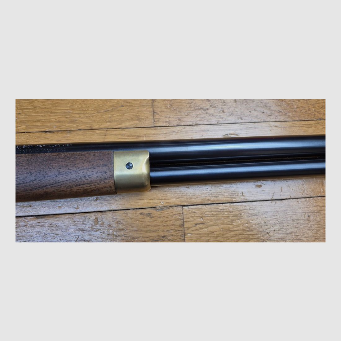 Wunderschöne und seltene Winchester Repetierbüchse Modell 1866 – Eine „Yellow Boy“ in einer wenig verbreiteten Miroku-Fertigung aus Japan – Seltenes Kal. .38 SP/38 Spezial – Gehäuse aus Bronze/Messing wie die Originale – 10 Schuss – Mechanik und Holz in neuwertigem oder nahezu neuwertigem Zustand – Moderne Ausnahmewaffe und seltenes Stück – TBE+++, Bild 10 von 51