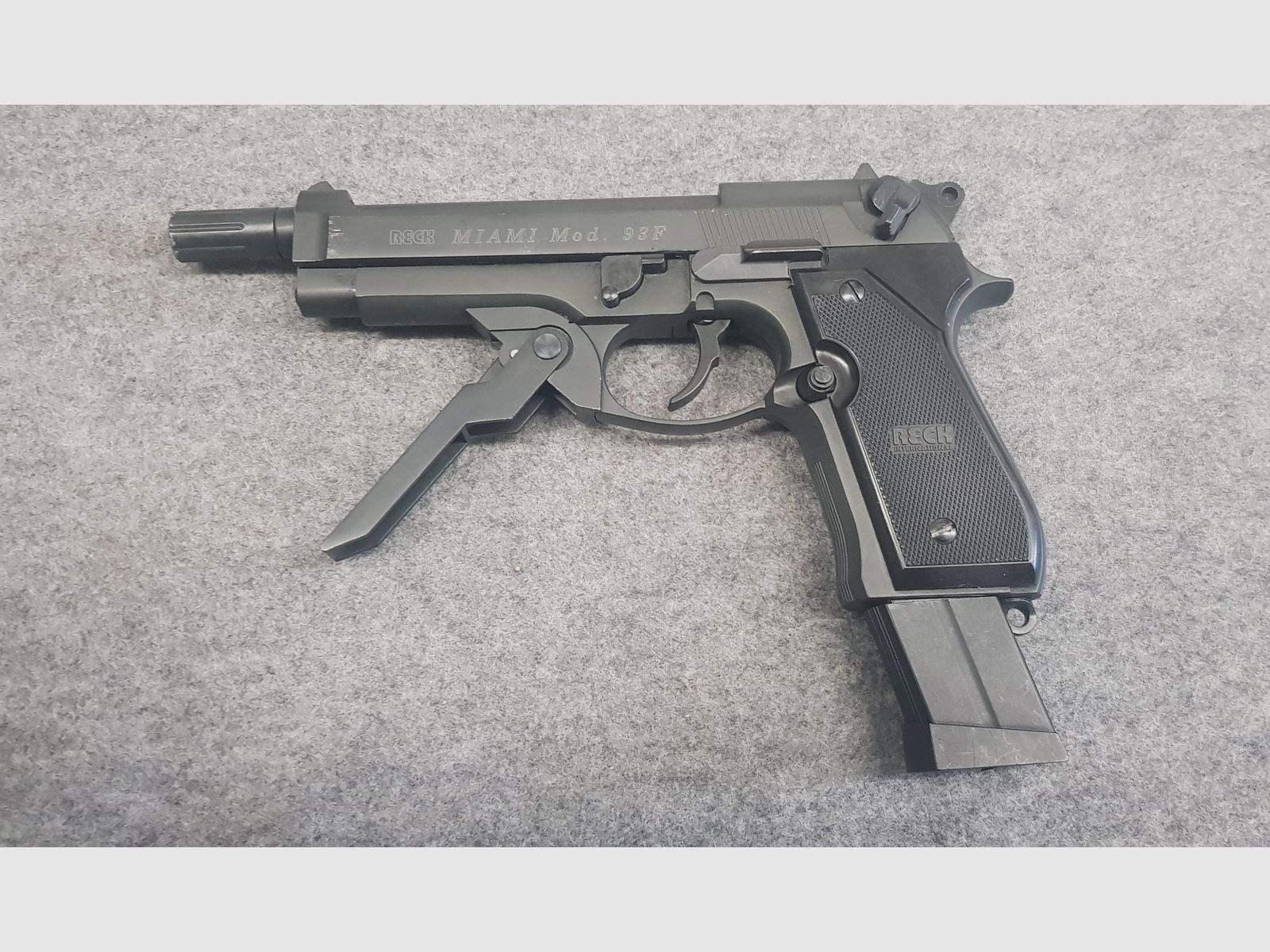 Sehr seltene SRS Schreckschuss Pistole  Reck Miami Mod. 93F 9mm PAK PTB 908 mit Frontgriff und langes Magazin 93 92 F