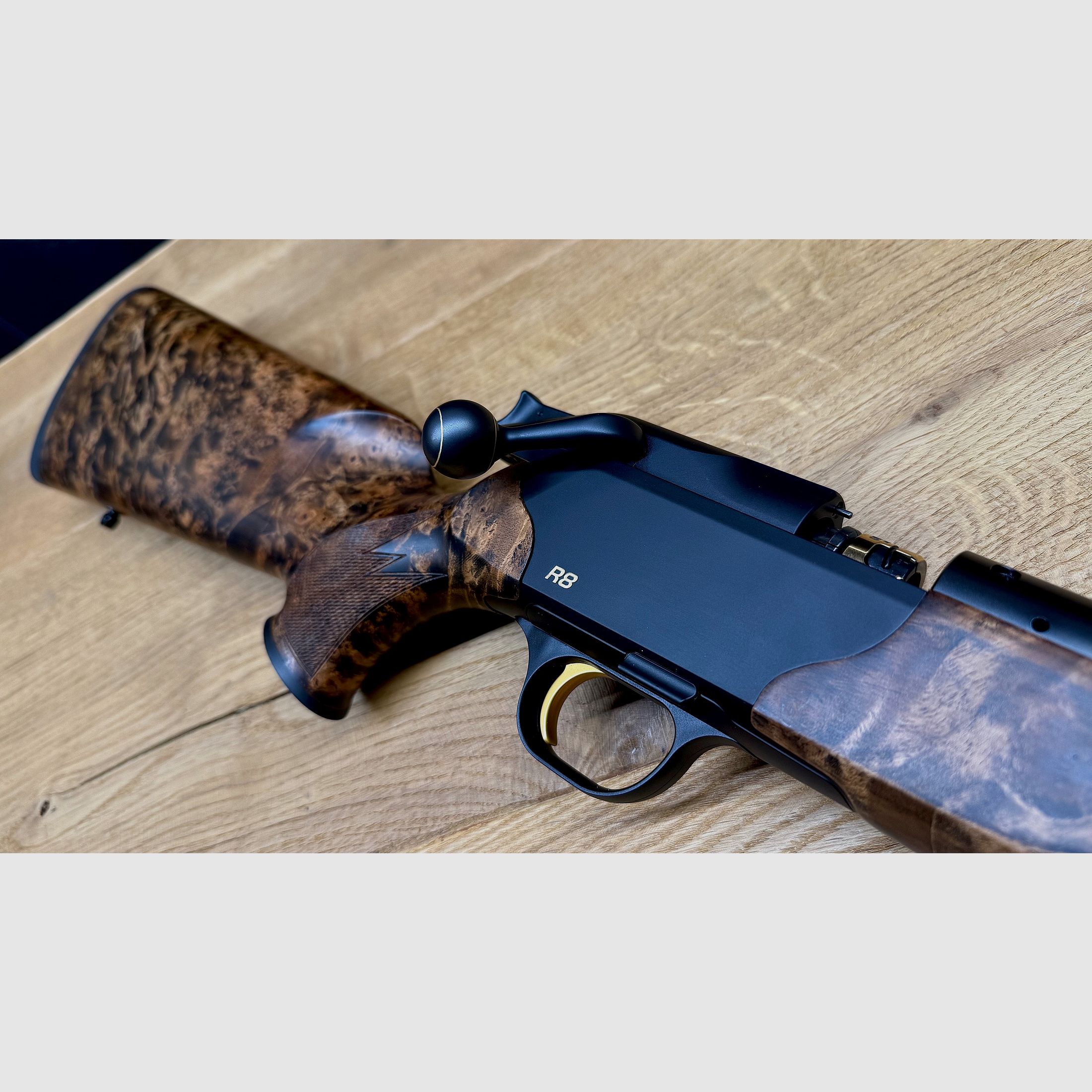 Blaser R8 Custom Schaftholz HK 9-10 / mit vielen Goldelementen / Standardkaliber nach Wahl / TRAUMWAFFE
