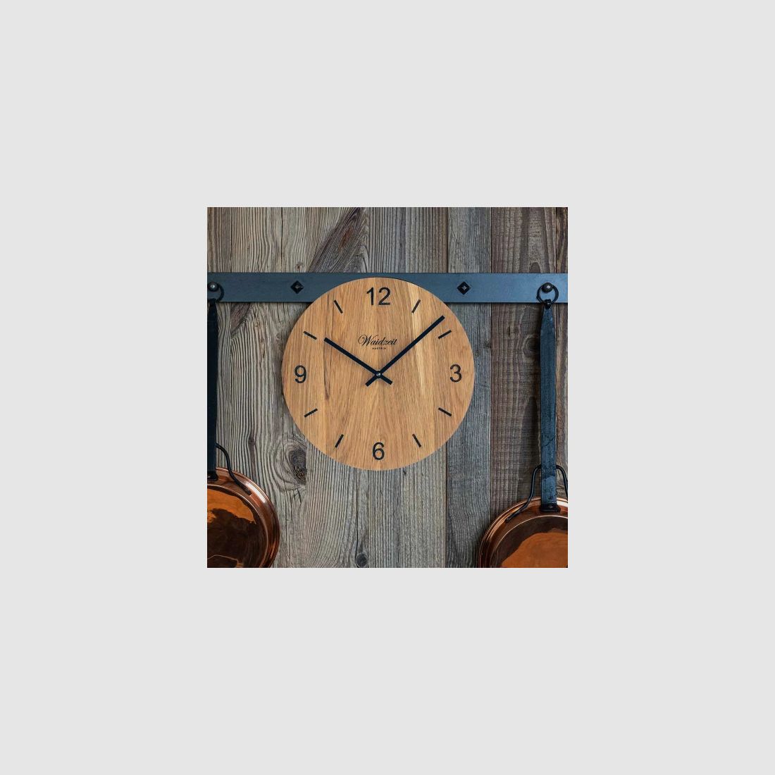 Wall clock Tempus made of oak wood