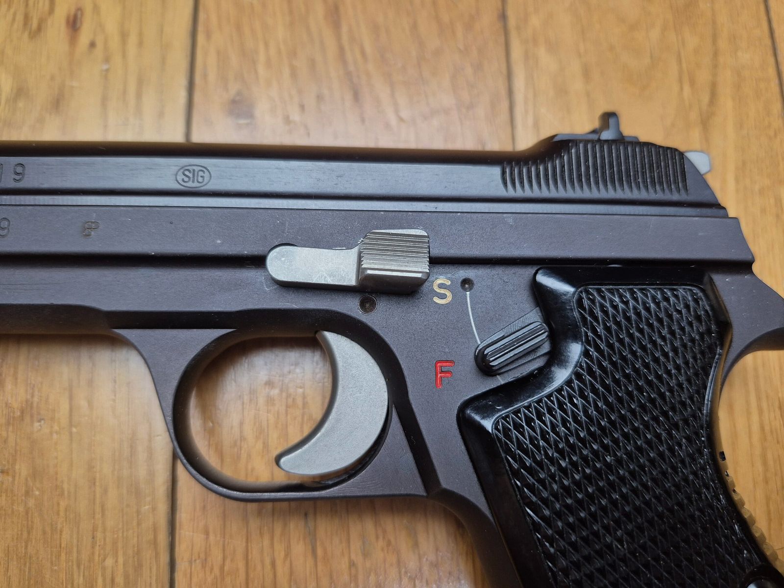 Prächtige Pistole SIG P210-2 – Mythos des 9 para – Zivile Waffe gemäß dem Typ Armee nach 1952 des 4. Militärvertrags – Schweizer SIG-Herstellung von 1969 – Wunderschöne Brünierung zu 99,5% – Traumhaftes Funktionieren und Lauf – Zustand TBE+++!, Bild 5 von 19