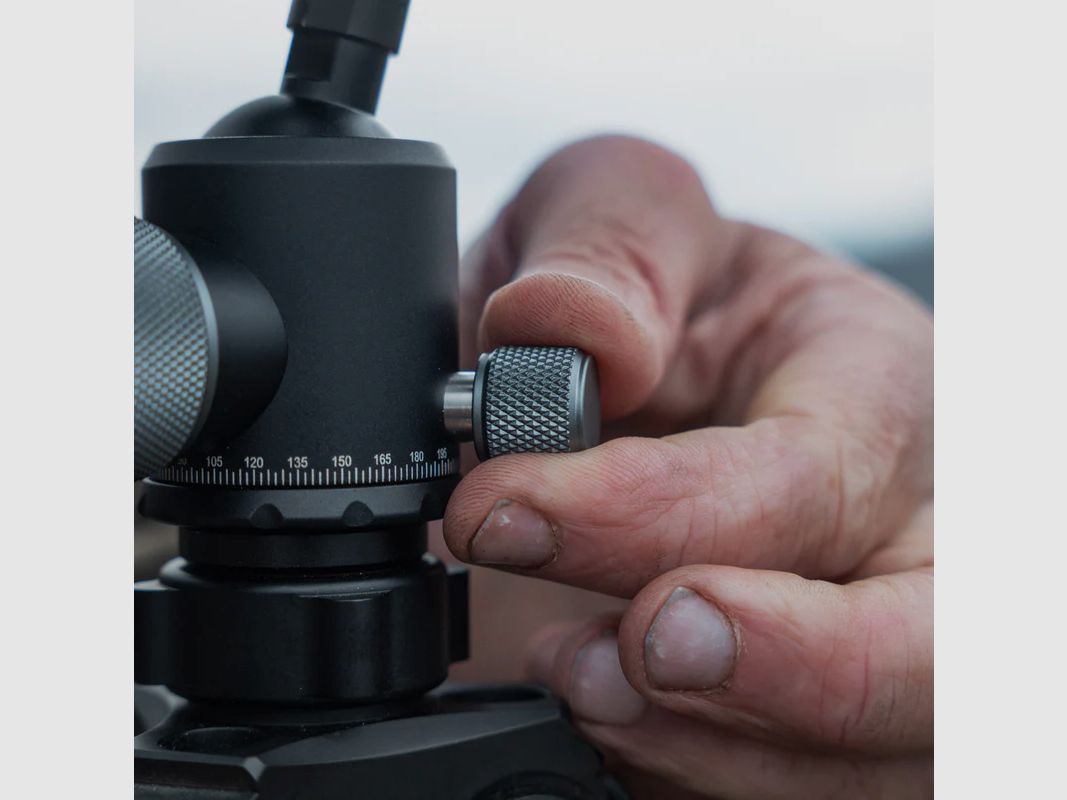 Spartan Precision Equipment Ascent Tripod™ Gen 2 Woodland mit Davros Pro Head™ und Trekkingstockgriffen