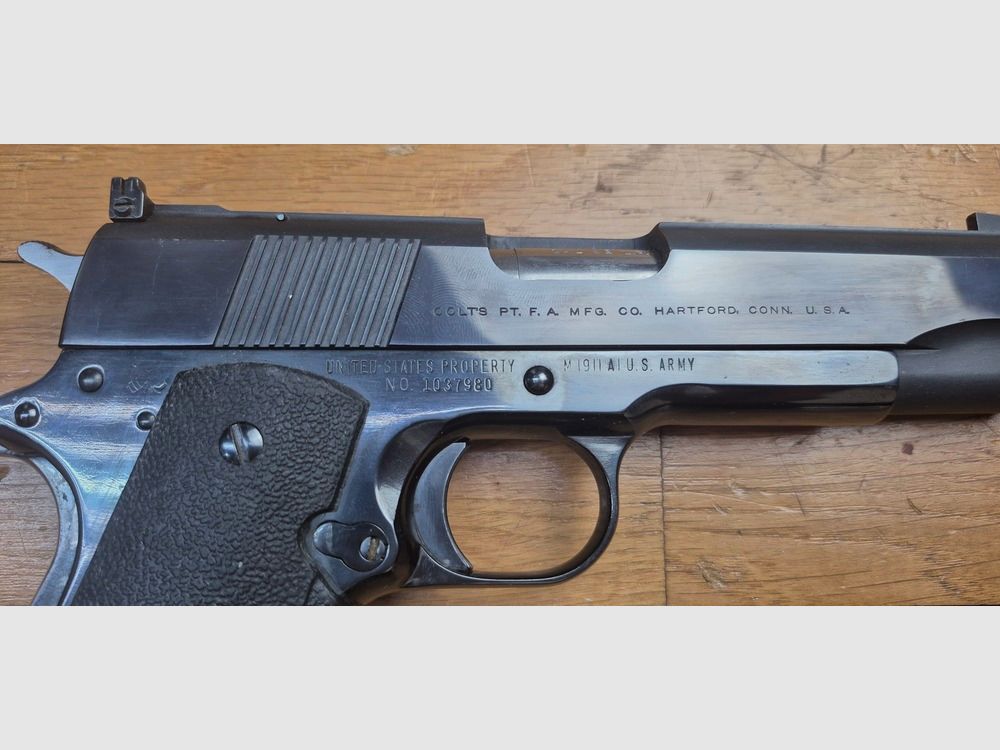 Magnifique et véritable Colt 1911 en 22LR – Arme d&rsquo;entrainement – « United States Property »- Ensemble Unique – Réalisée sur base d&rsquo;une conversion Colt et d&rsquo;une arme superbe de 1943 – Mécanique impeccable – Canon neuf – Bronzage somptueux du plus beau Bleu Colt – Meilleure base possible à l&rsquo;entrainement au 1911 – TBE++, image 24 sur 25