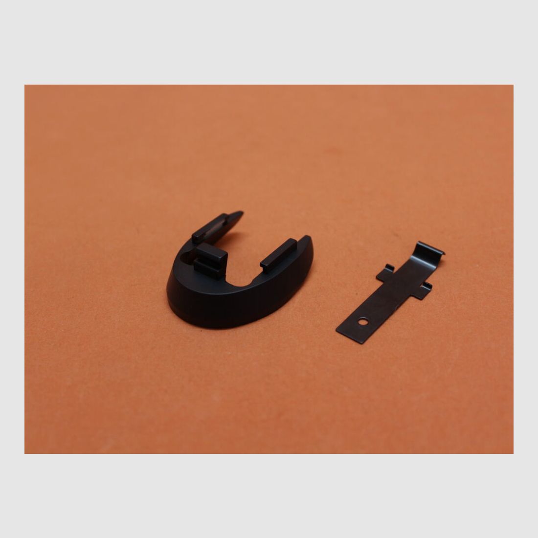 SIG Sauer SIG Sauer P226: SIG Sauer P226: Magazintrichter (34226555) Alu schwarz und Klammer (34226382) brüniert, Bild 1 von 3