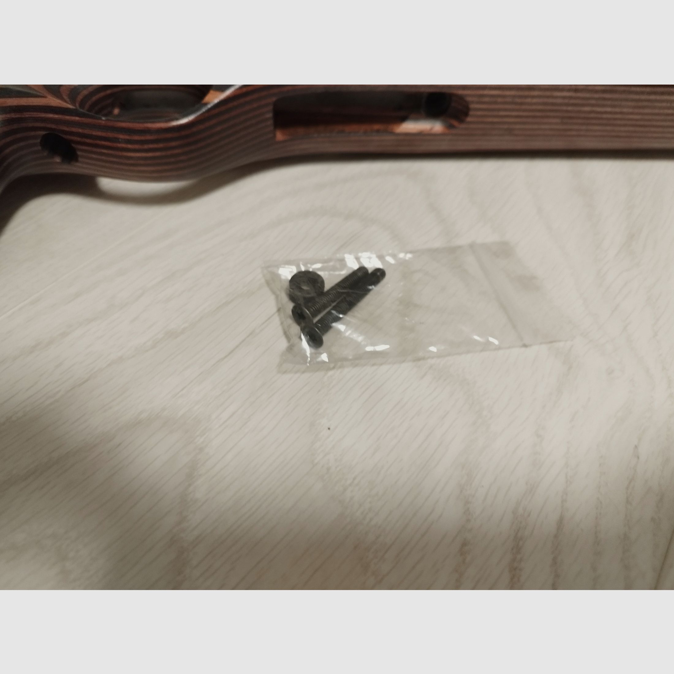 Original CZ457 Holzschaft Thumbhole con espaciadores modulares