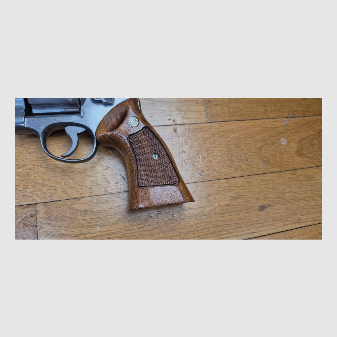 Sehr schöner und seltener Revolver Smith&Wesson Modell 28-2, genannt „Highway Patrolman“ – Waffe der Autobahnpolizisten der 60er-80er Jahre – Kaliber 357mag / 38sp – Waffe von 1979 – Seltene satinierte Nickeloberfläche – Qualität „Pinned and Recessed“ – Sehr guter mechanischer und ästhetischer Zustand – Ausgezeichneter 6-Zoll-Lauf – TBE+, Bild 18 von 23