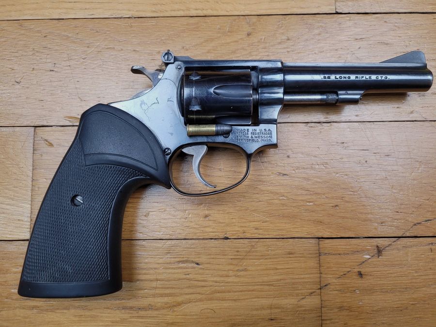 Beau revolver Smith & Wesson – mod 34-1 – en 22 LR et 4 pouces -poignée Pachmayr – belle mécanique et beau canon – TBE+ et parfait pour le stand !, image 1 sur 17