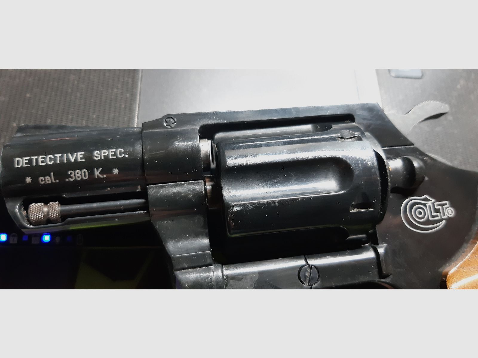 Een zeer mooie 2" schreckschuss revolver van ,,Colt,, kal..380,/9mm
