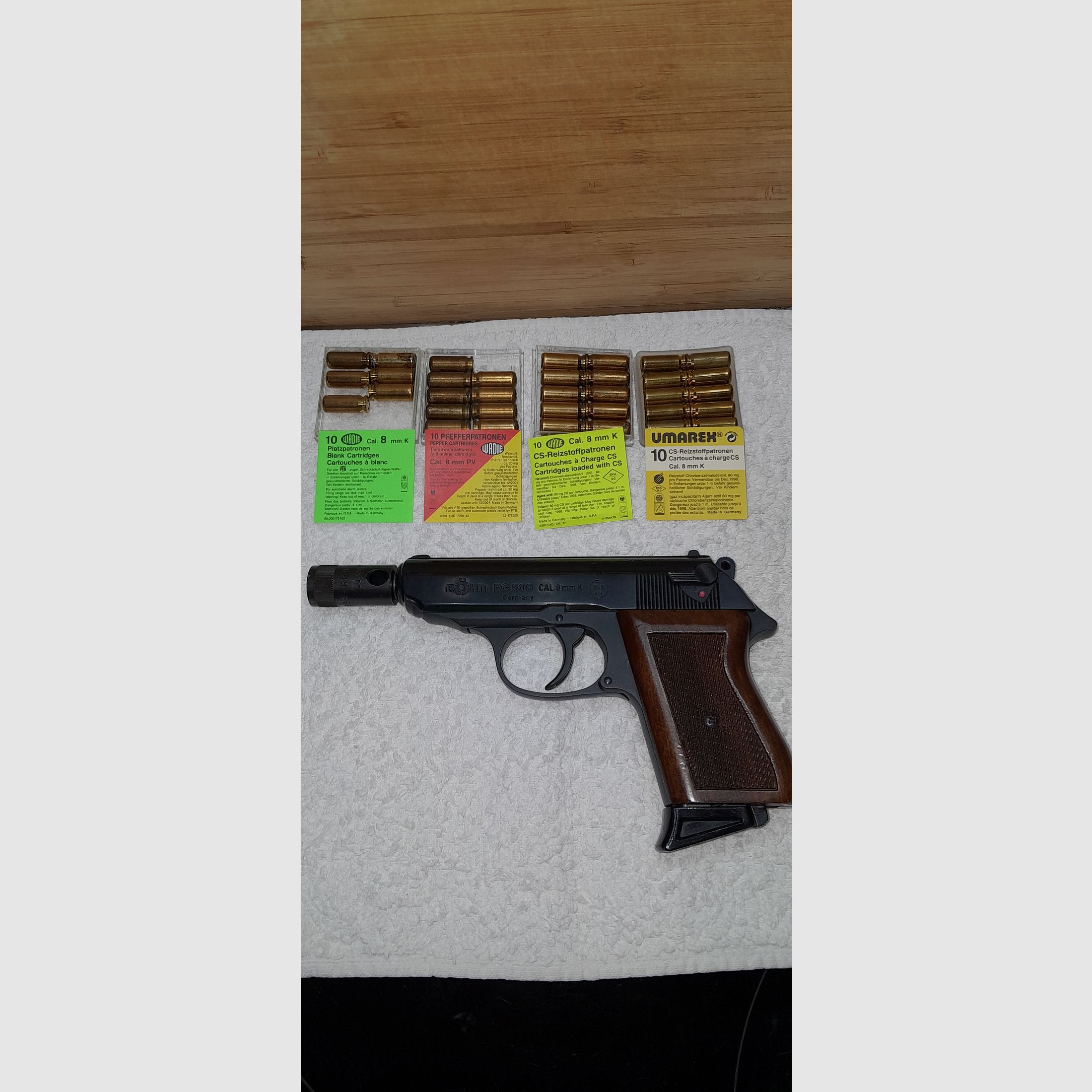 Röhm RG 800, Kal. 8mm K., mit Echtholz-Griffschalen, Abschussbecher und 35 Stück Patronen