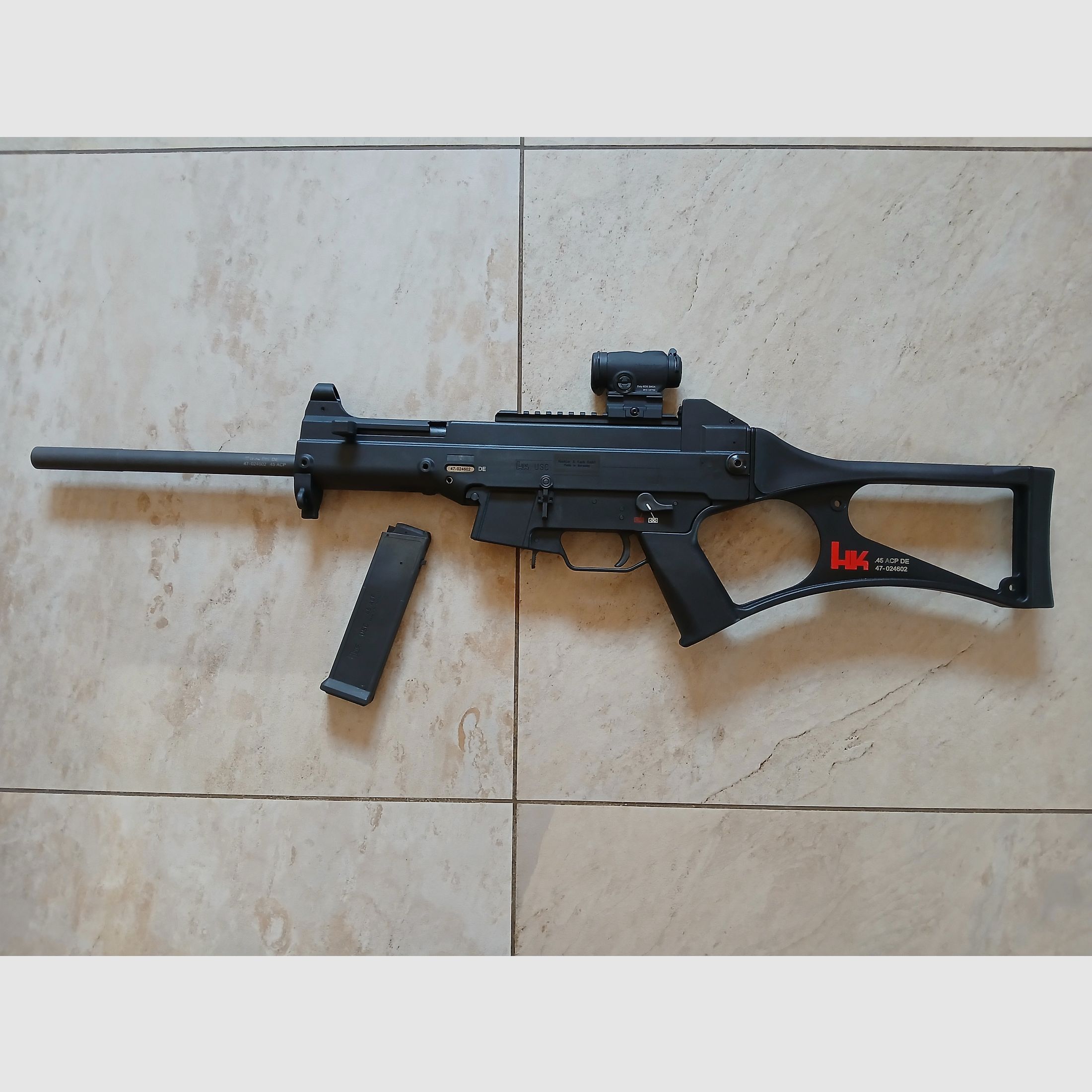 Heckler & Koch USC, Tasche, Munition und Aimpoint Dutry RDS