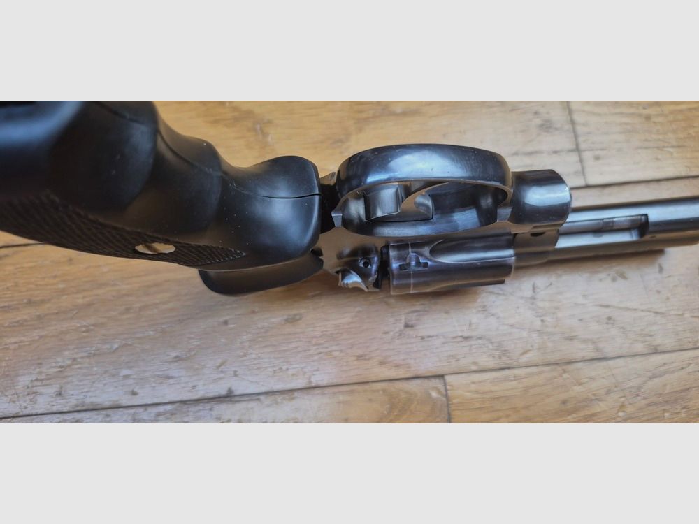 Sehr gutes Exemplar des Revolvers MR88 D – Gute Produktion von Manurhin aus den späten Jahren – 3 Zoll im Kal. 38Sp – Rahmen 100% Stahl Manurhin – Brünierung zu 95% – Sehr gute Mechanik – Ausgezeichneter Lauf im neuwertigen Zustand – Trausch-Griff – BE+/TBE, Bild 11 von 23