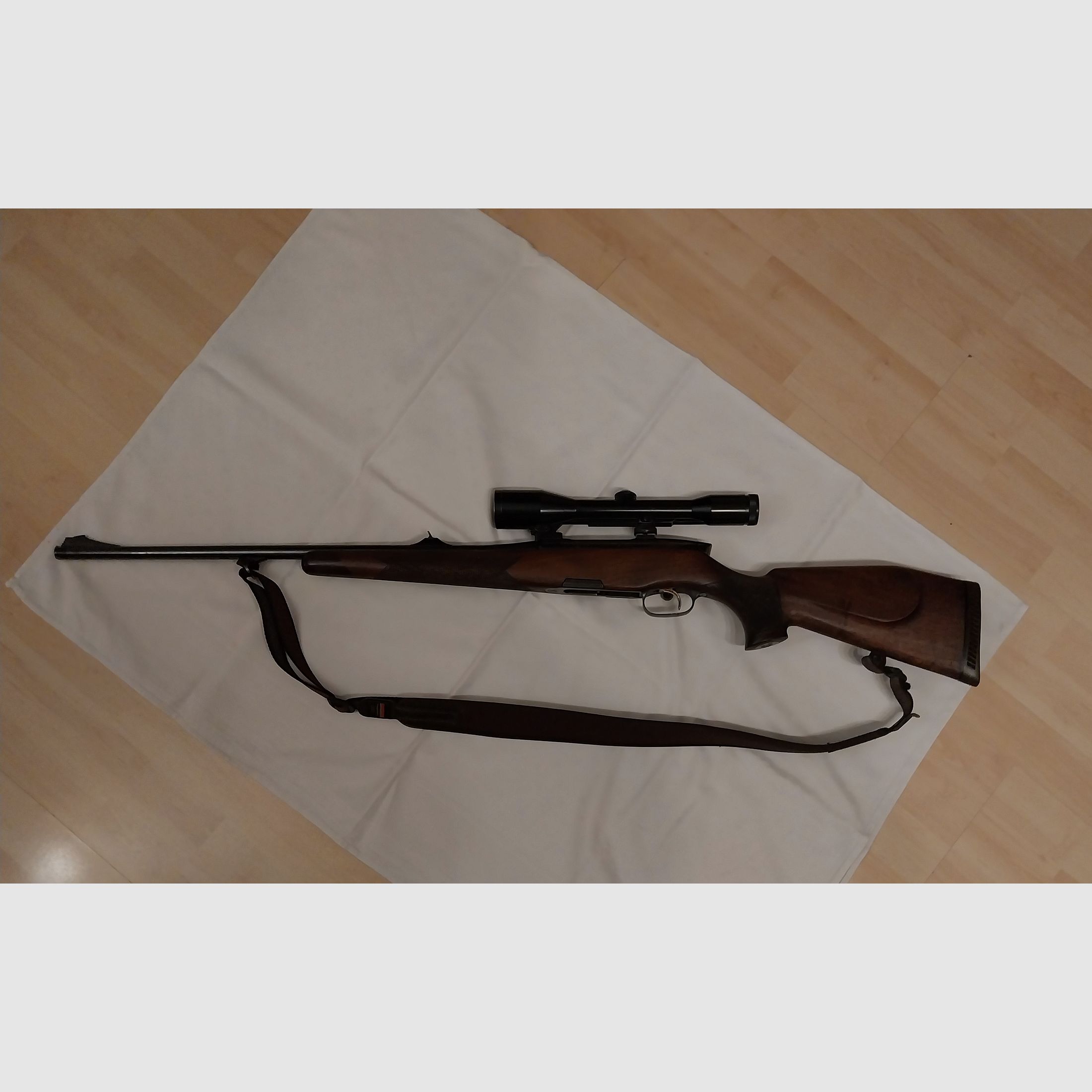 Steyr-Lux repeating rifle caliber 6.5×57/ZF Zeiss 6×42-Abs. 1-fixed mount-used. Very good condition/Best shooting performance according to test certificate. €950.00 - self-collection. Sale only to holders of a purchase permit.