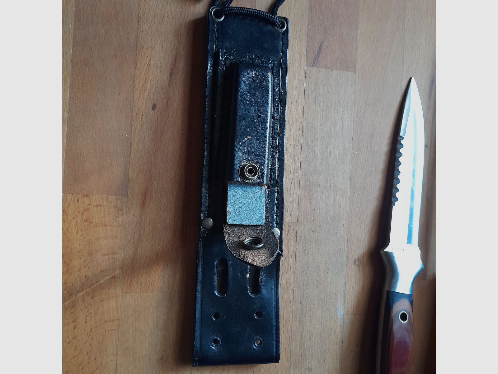 Jagdmesser Stainless Steel 440 Nr.  37296 in schwarzer Lederscheide mit Schleifstein