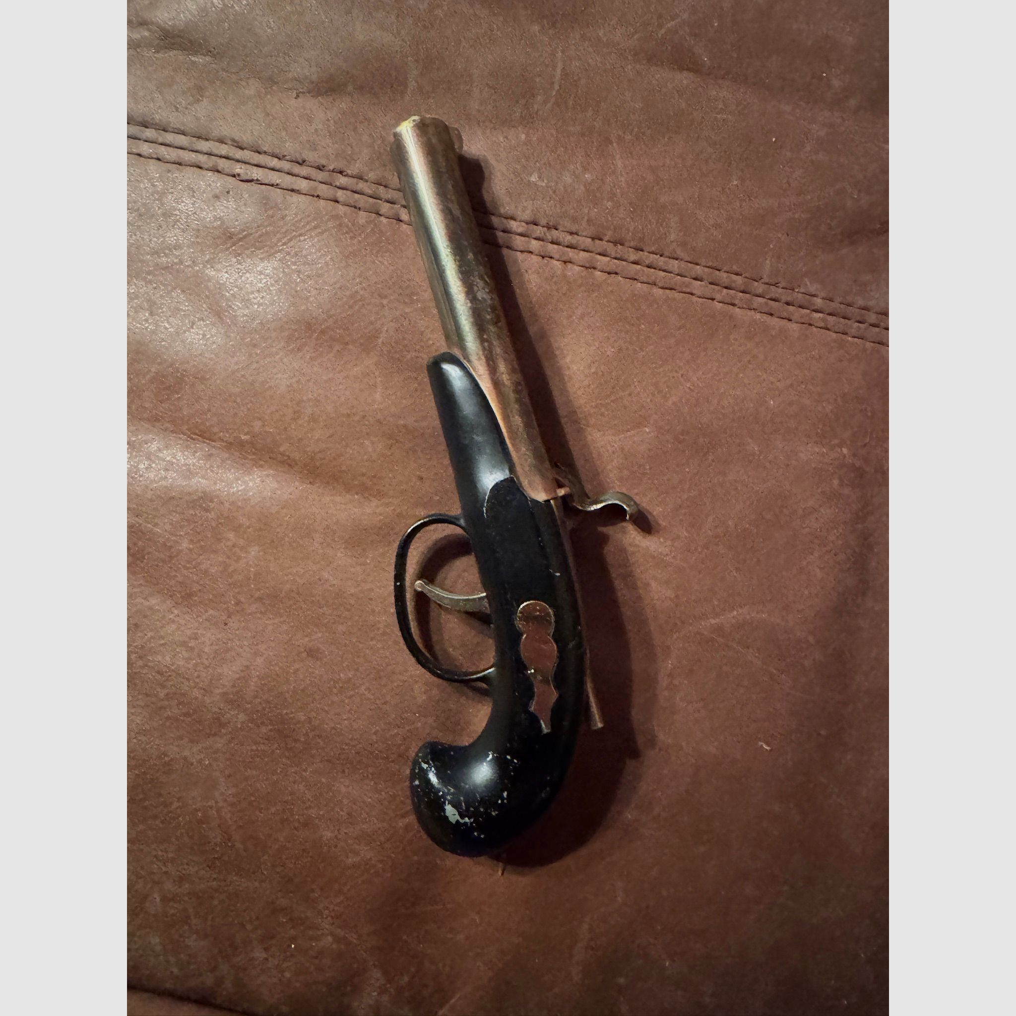 Antyczny pistolet kapiszonowy / Pistolet kapiszonowy