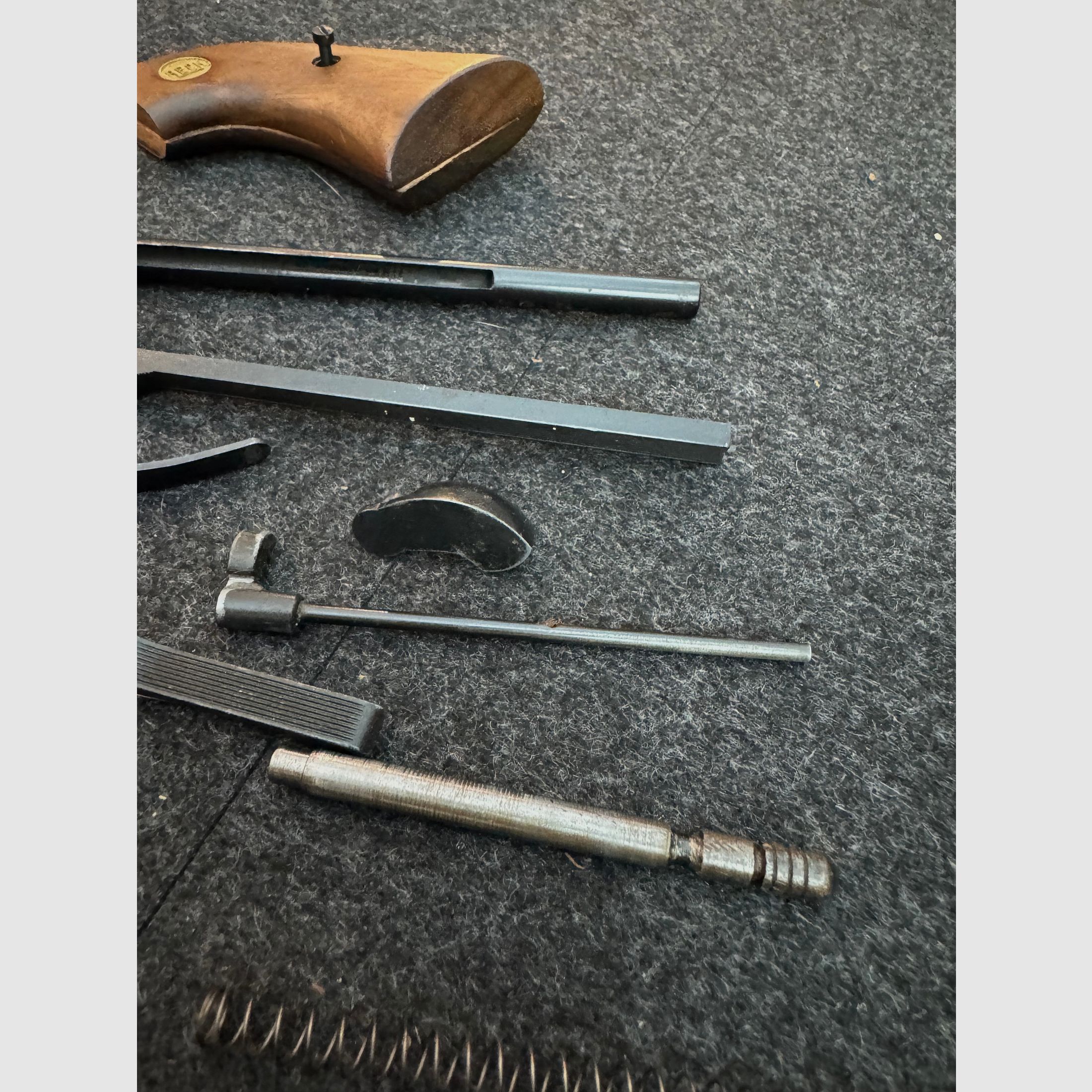Ersatzteil-Set für RECK R20 (Revolver, Kal. 4mm M20) — alle frei verkäuflichen Teile, Schrauben, Federn, Hahn & Griffschalen — Komplett-Set