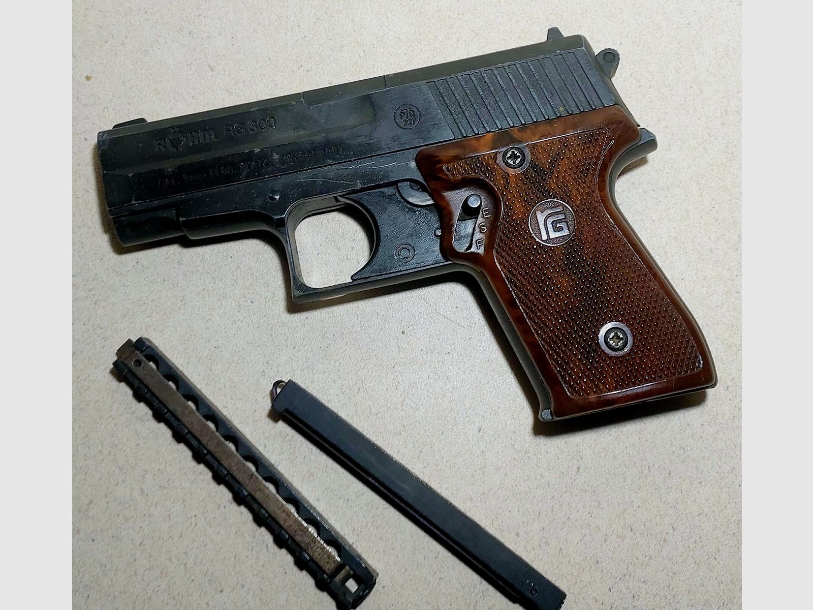 Röhm RG 300 Schreckschuss Pistole Kal. 6mm Flobert mit 2 Magazinen