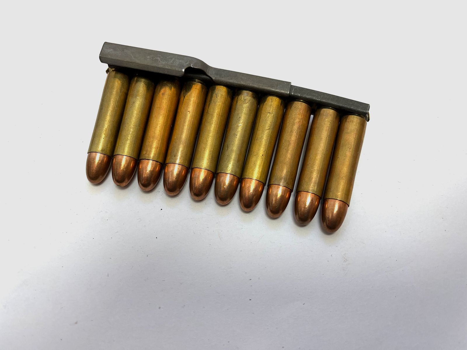 ••• US M1 .30 Carbine Ladestreifen mit Ladehilfe + 10 Stk. .30 Carbine Dekopatronen •••