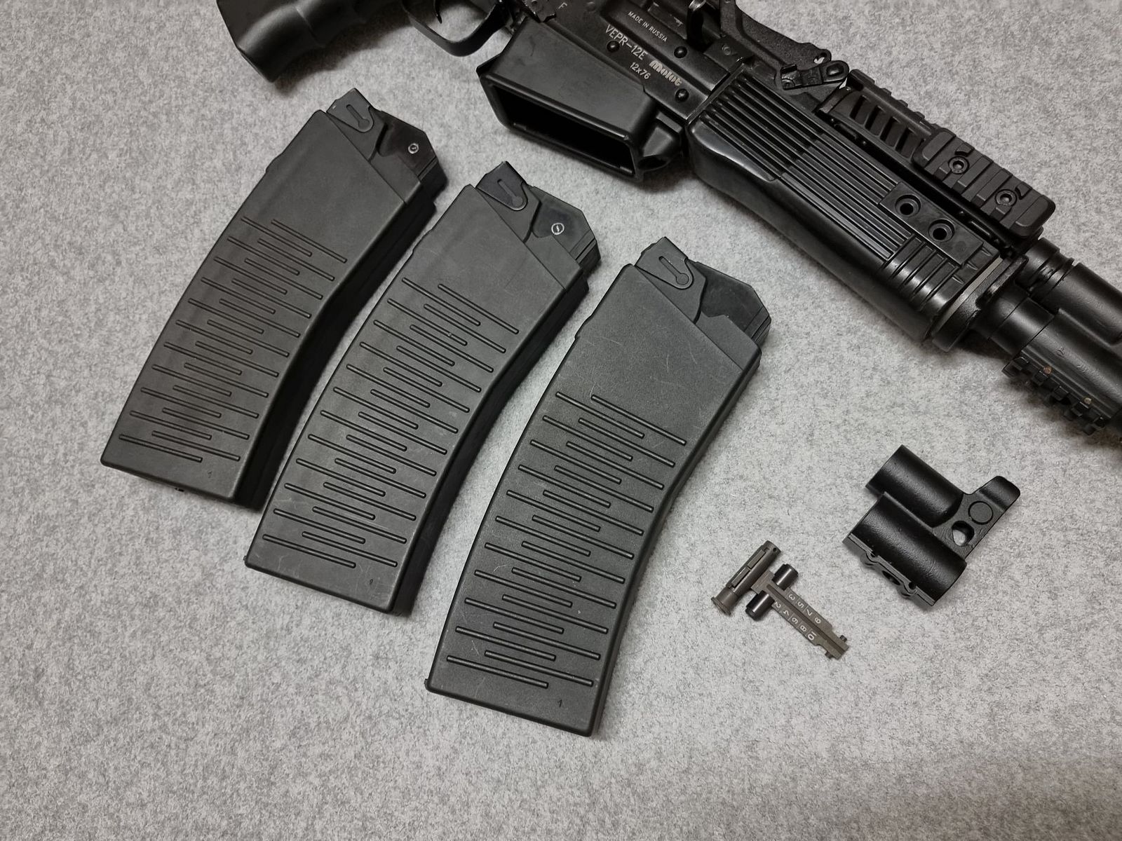 Molot Vepr 12-E Politie - kal. 12/76 - compacte zelfladende shotgun in Kalashnikov-stijl met insteekmagazijnen