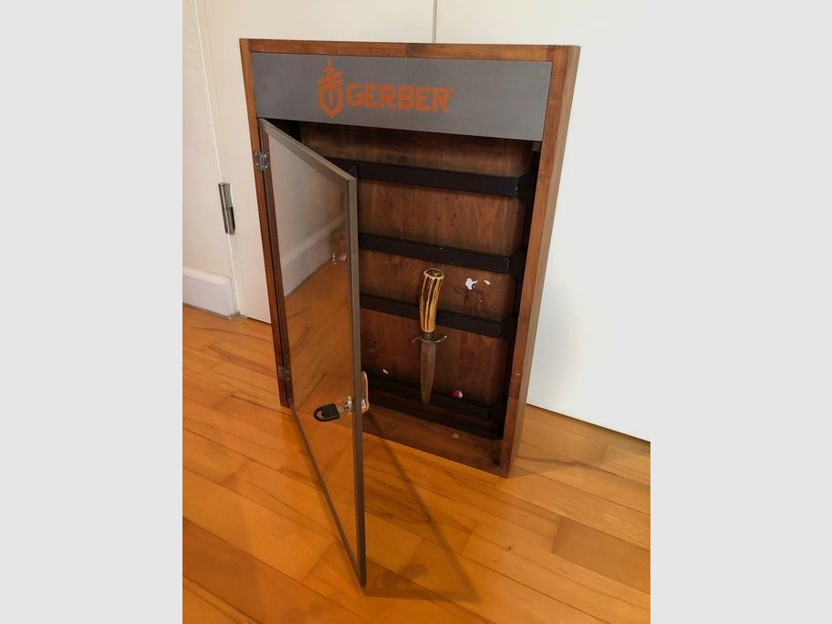 GERBER Vitrine Schaukasten für Messer, Waffen  magnetisch 