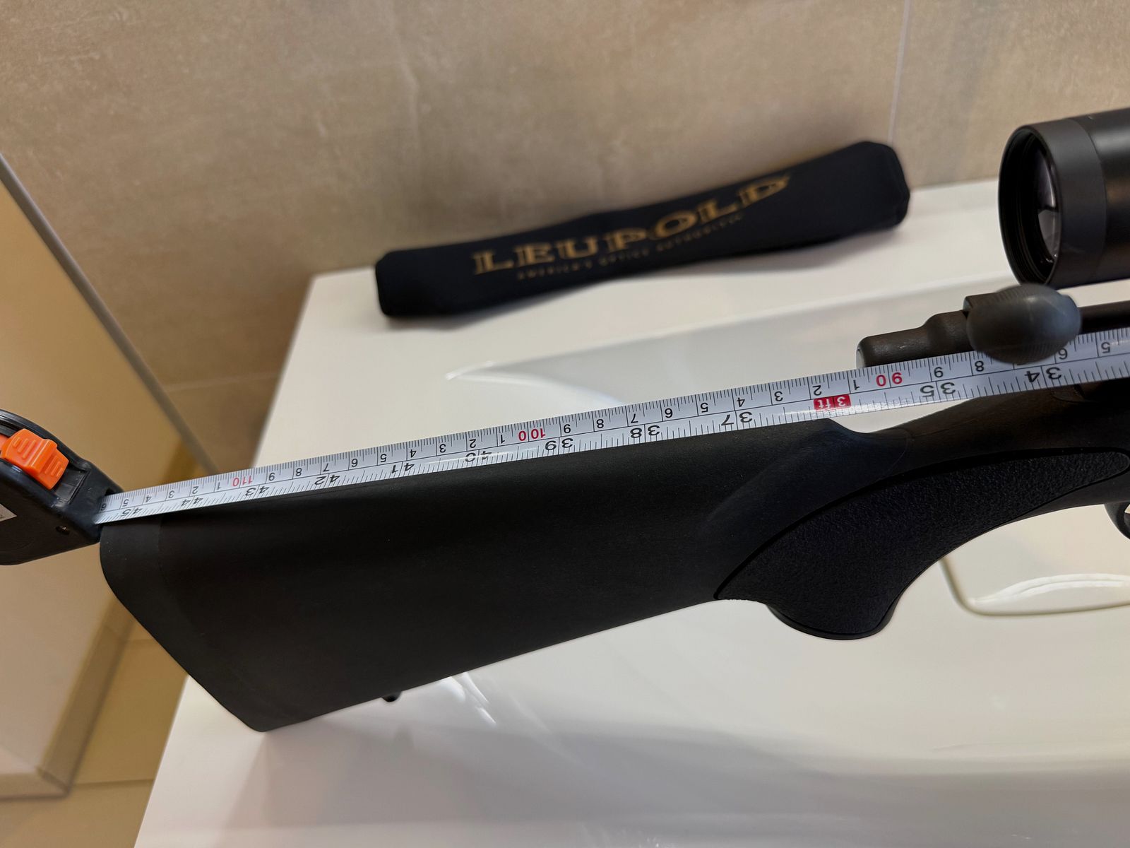 Fucile a ripetizione Remington 700 in calibro .223 REM con ottica Leupold 6–18 VX-II