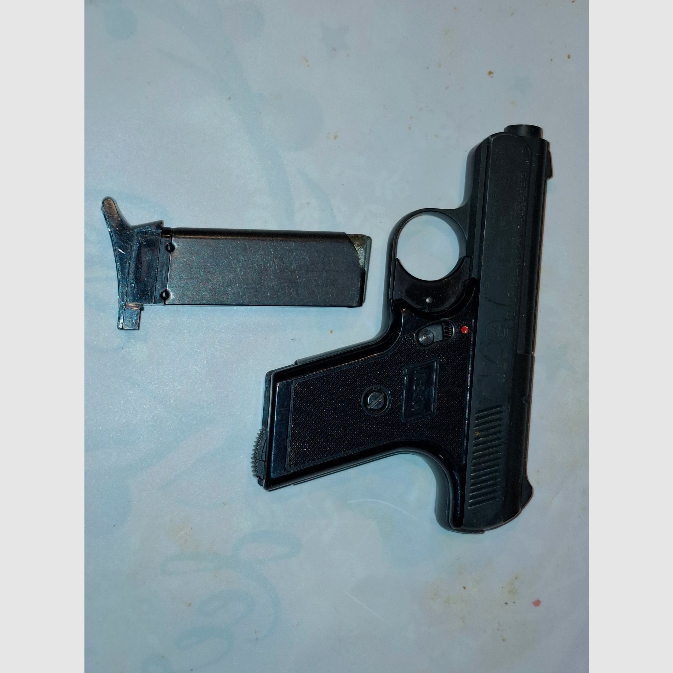 4 pistolets/ revolvers à blanc