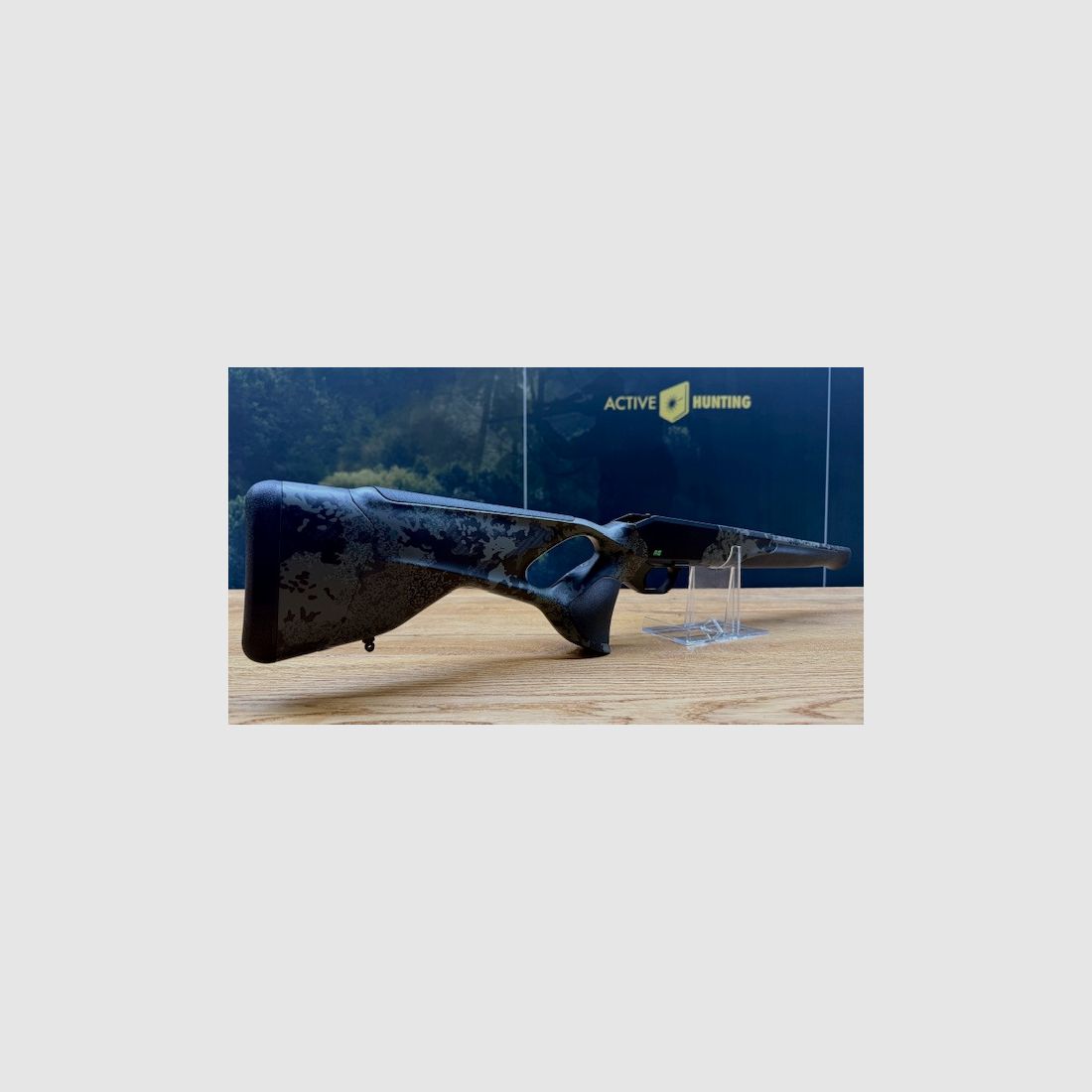 Schaft mit Gehäuse/System - Blaser R8 Custom Carbon HunTec-Camo / Elastomereinlagen / Logo in giftgrün
