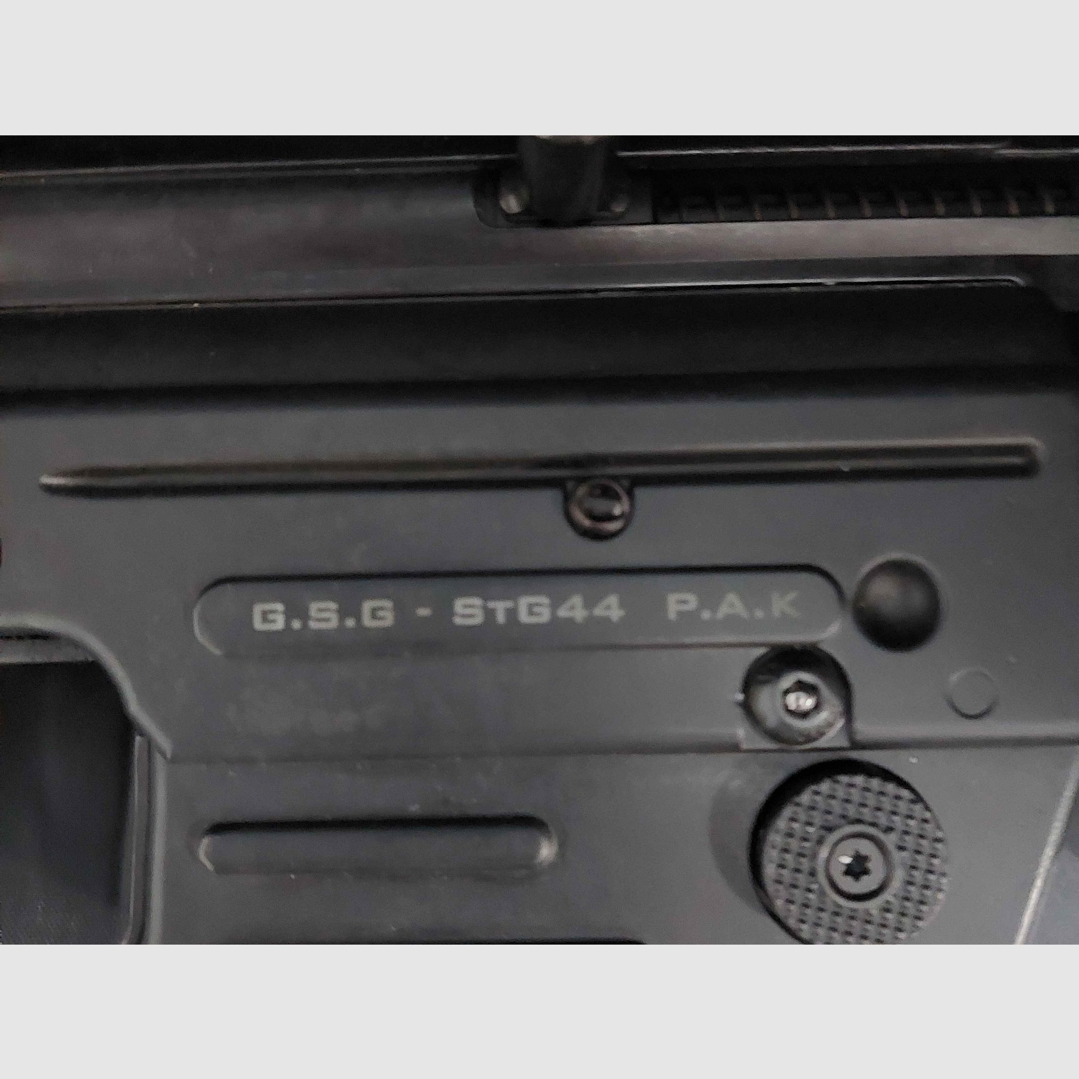 GSG StG44 9mm P.A.K. mit Magazinhilfe und Gewehrtasche.