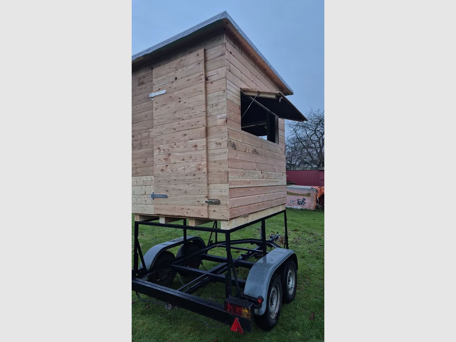 Mobile, fahrbare Jagdkanzel aus Lärchendielen