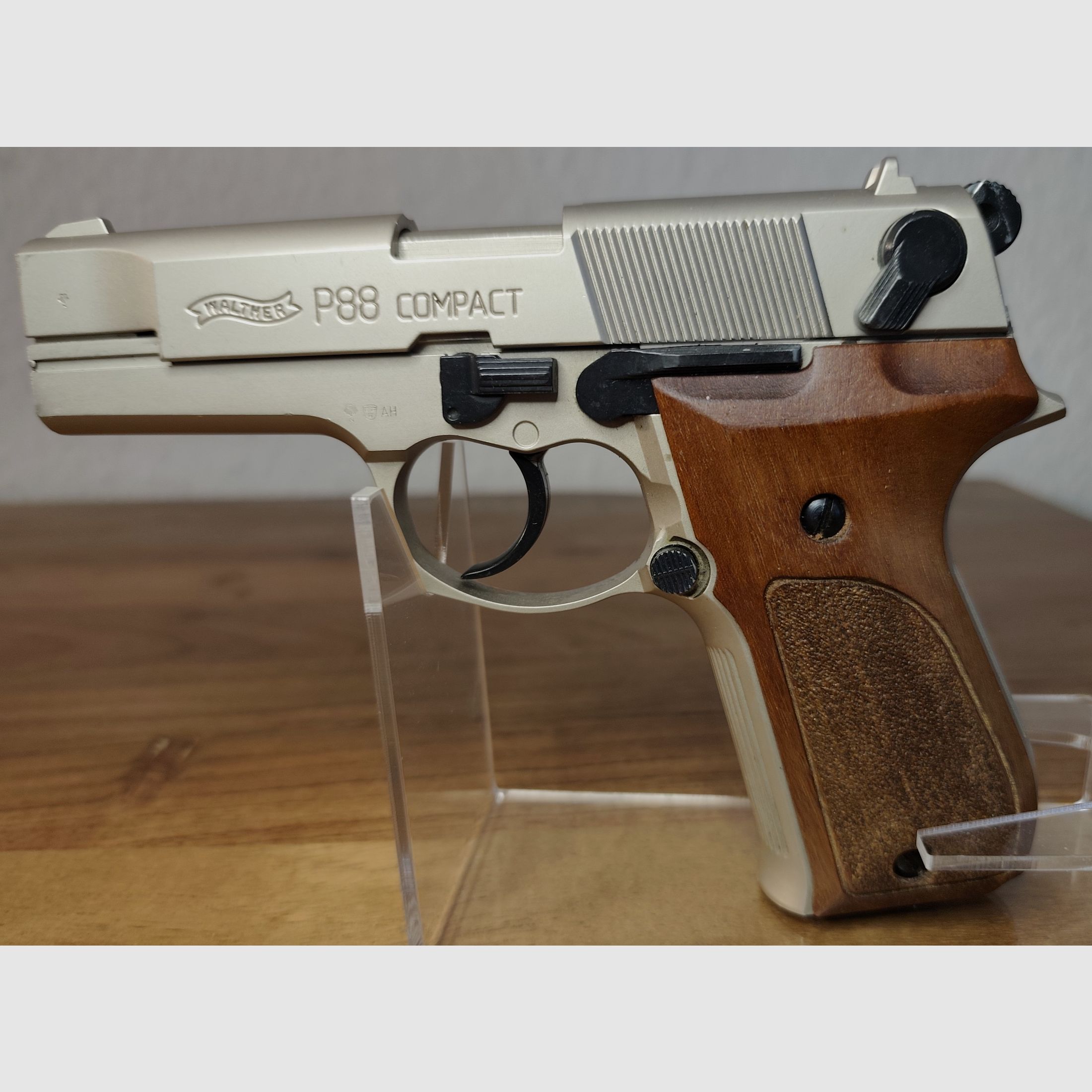 Walther P 88 Compact PTB 764 Nickel Kaliber 9mm Knall P.A.K Sehr guter Zustand