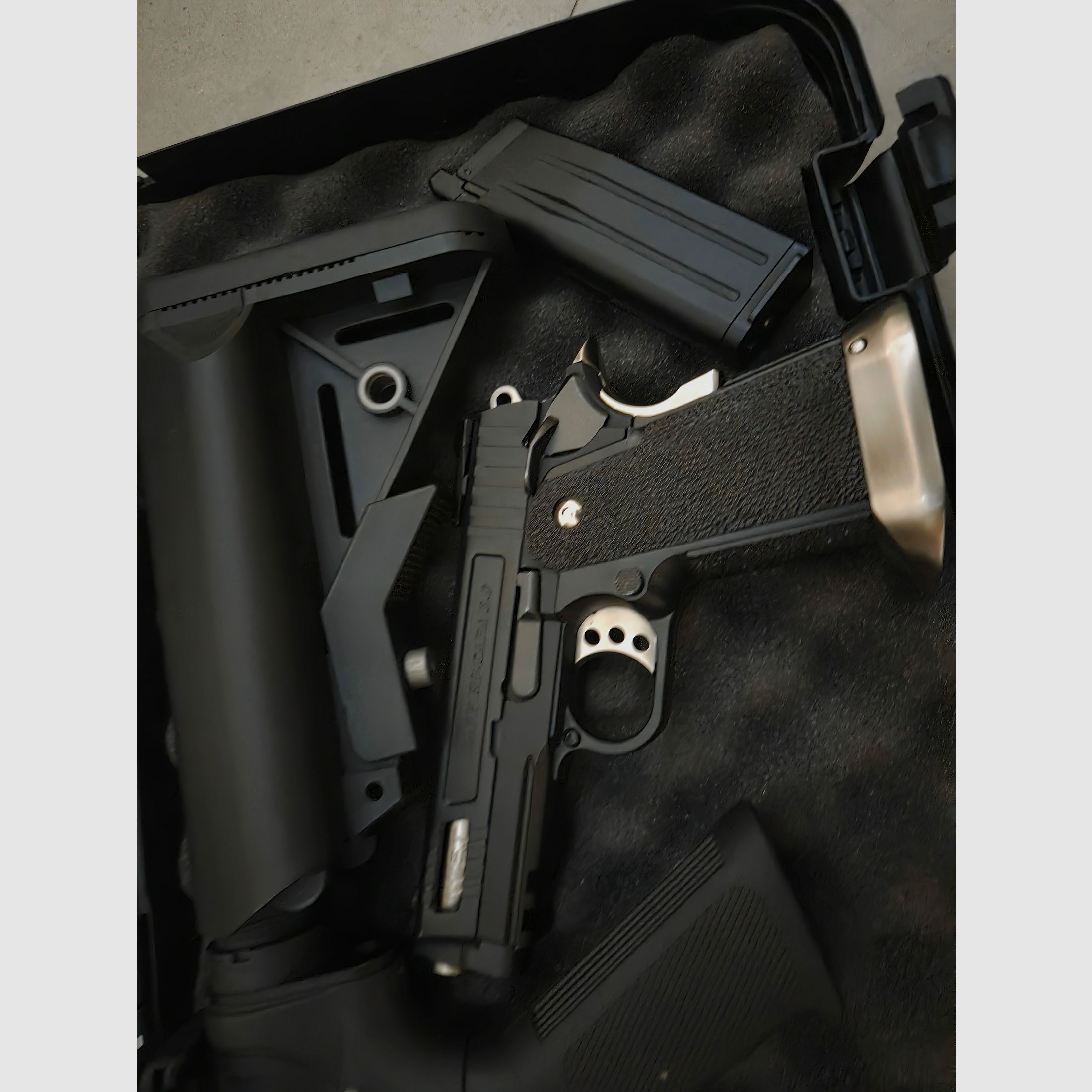 2 uszkodzone Airsofty – WE T-Rex Hi-Capa & Specna Arms SA-7 Core (do majsterkowania / na części)