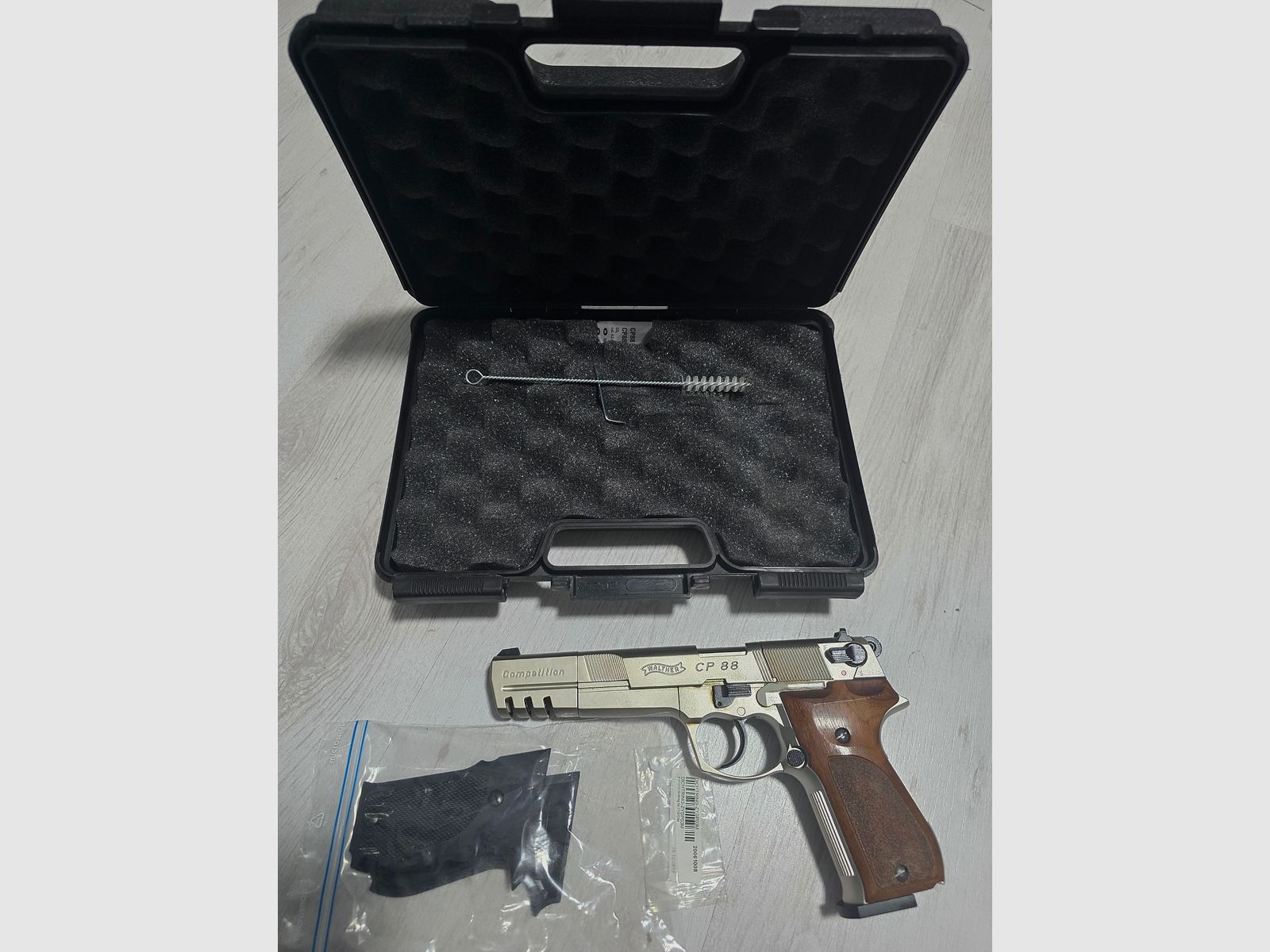 WALTHER CP 88 COMPETITION WITH WOOD GRIPS, 5 MAGAZINES AND CASE !!